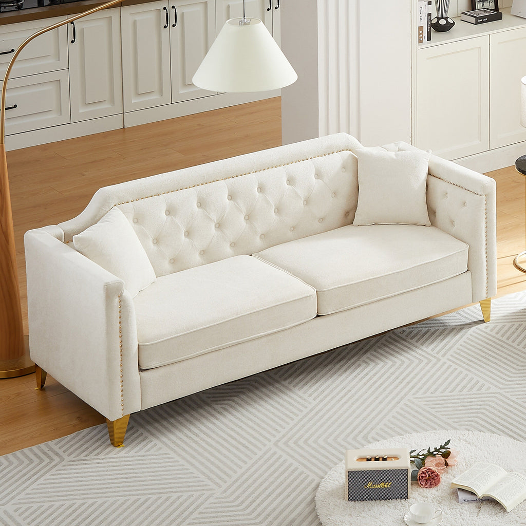 Canapé 3 places capitonné en chenille beige avec décoration cloutée en cuivre