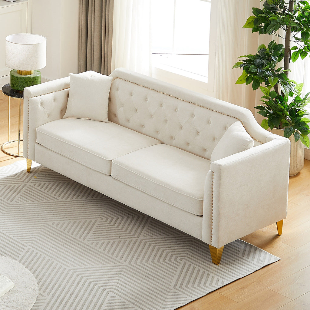 Canapé 3 places capitonné en chenille beige avec décoration cloutée en cuivre