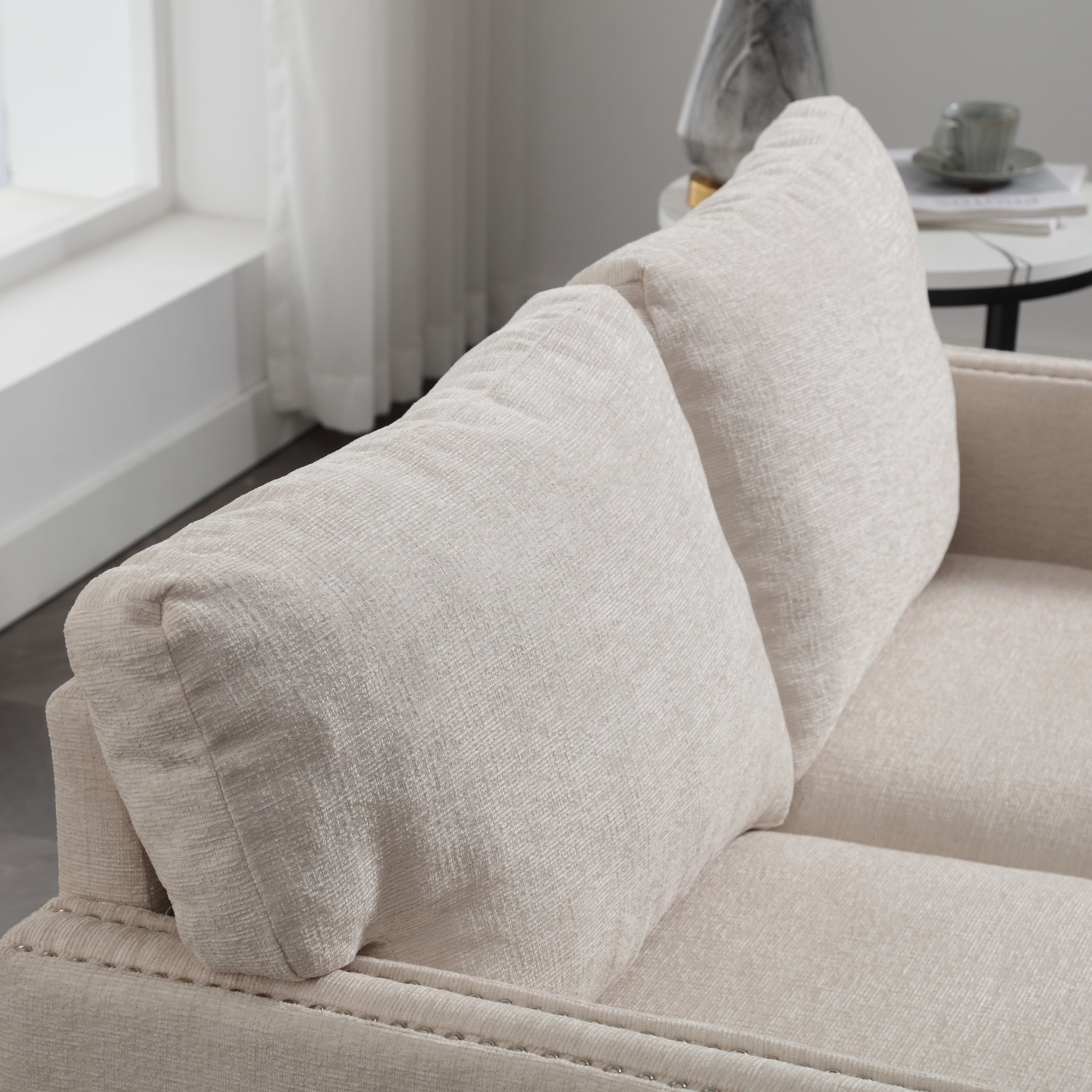 Canapé causeuse en chenille beige avec poche et clous décoratifs