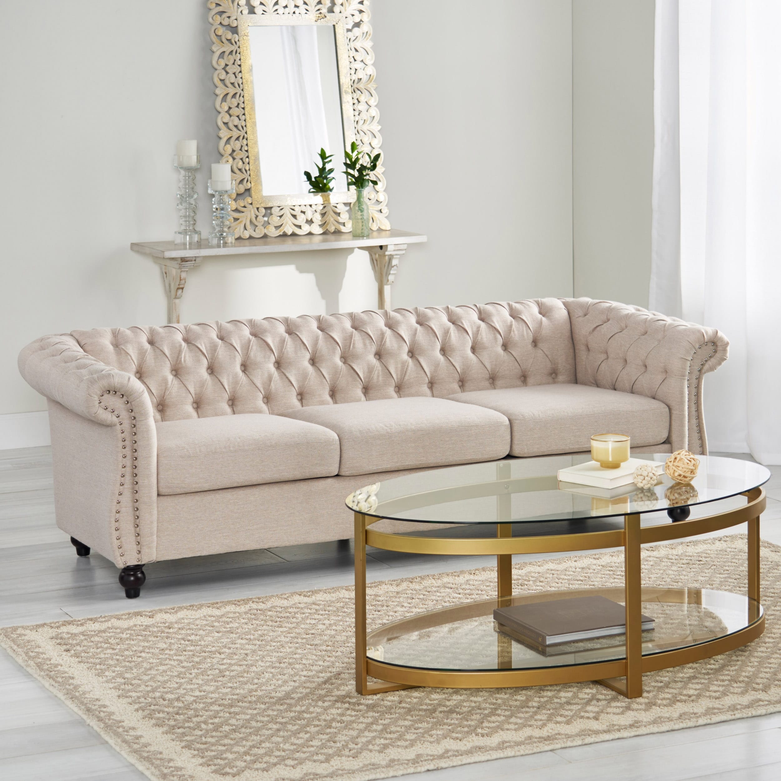 Canapé 3 places Chesterfield beige 84,75, capitonné, avec clous et pieds en bois