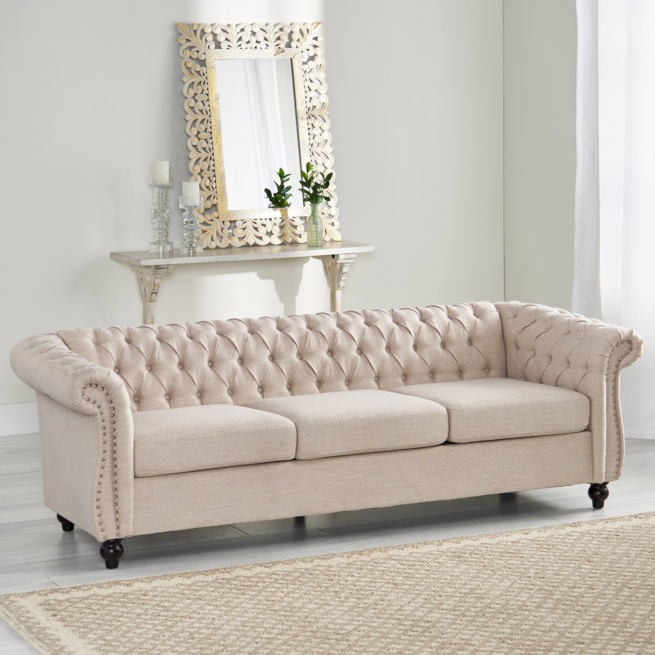 Canapé 3 places Chesterfield beige capitonné avec boutons et clous