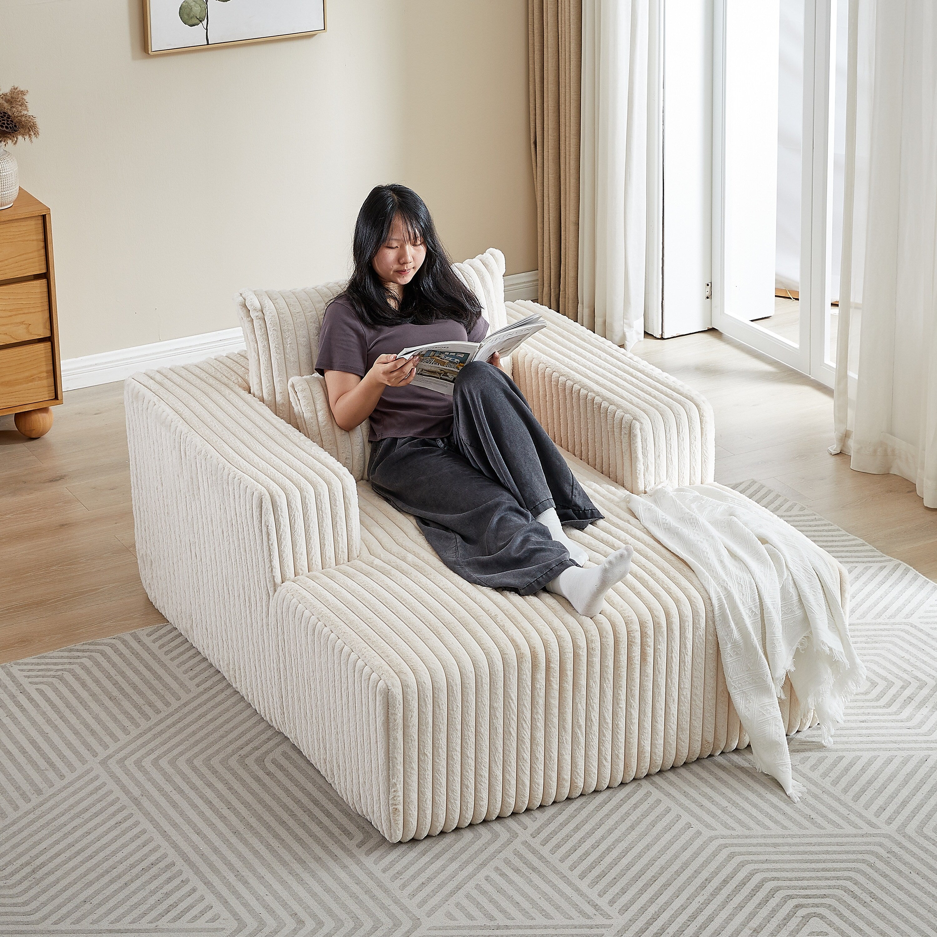 Fauteuil de salon en velours côtelé beige avec 2 coussins