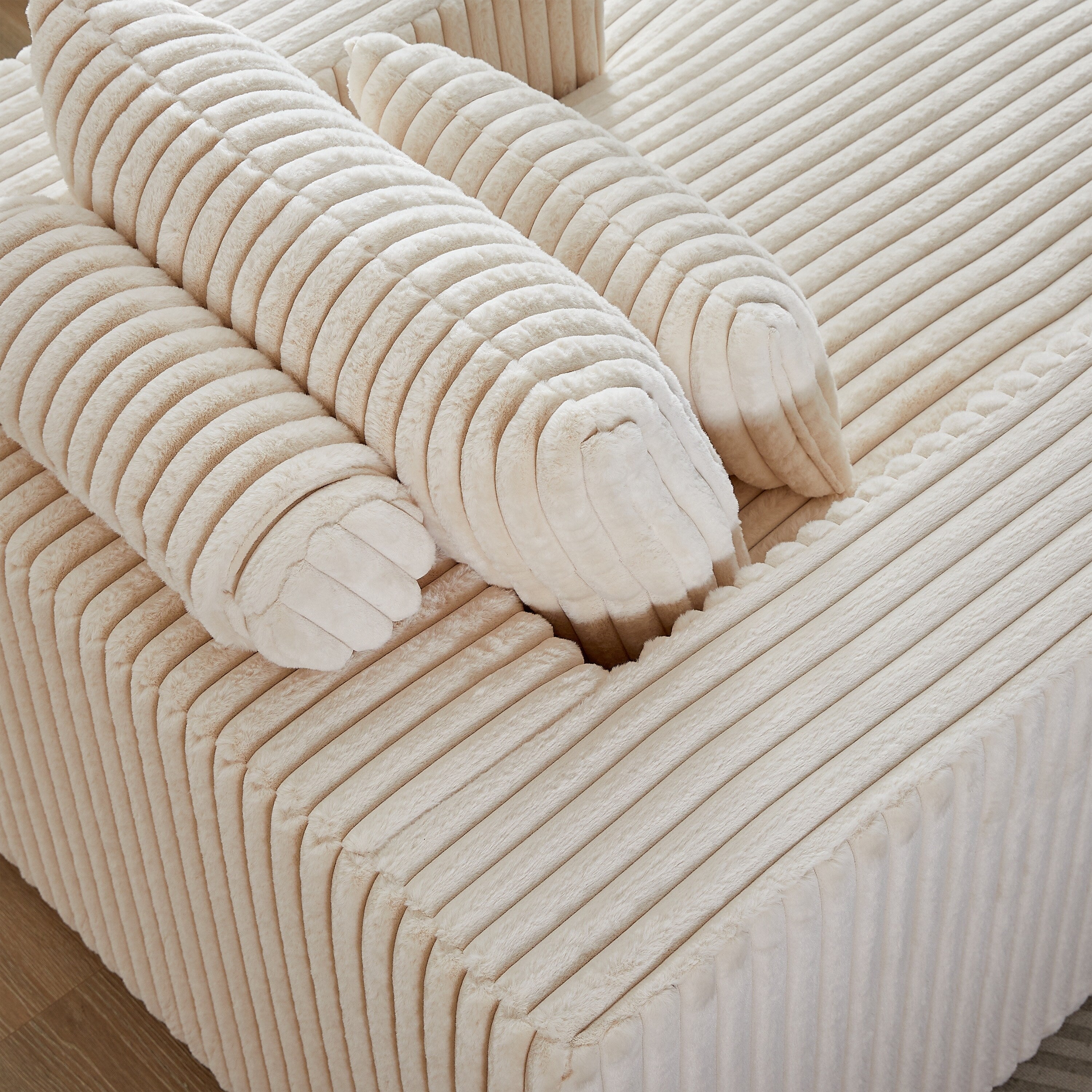 Fauteuil de salon en velours côtelé beige avec 2 coussins