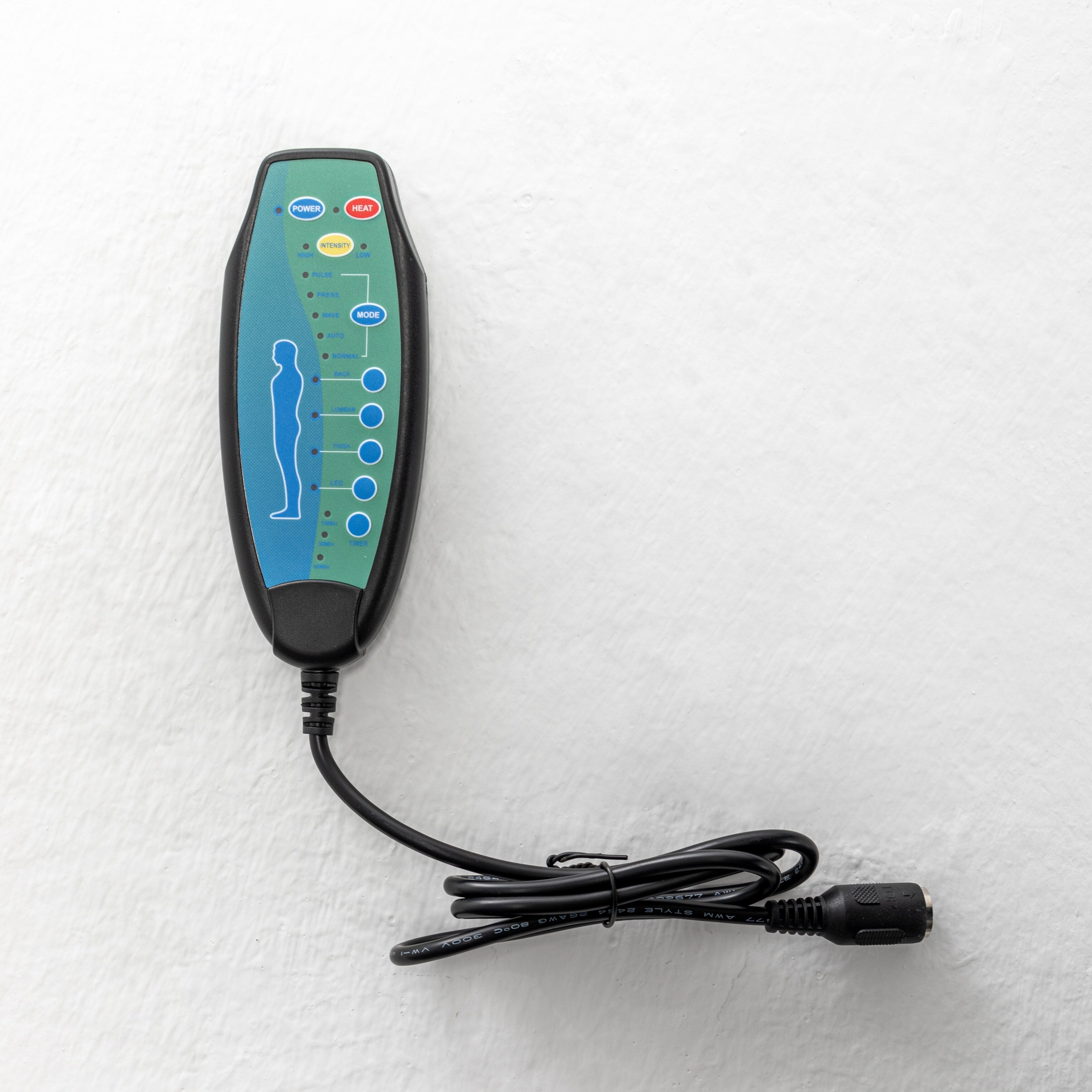 Fauteuil inclinable électrique beige pour seniors avec moteur OKIN, inclinaison complète à 180°, assise large et poches de rangement latérales.