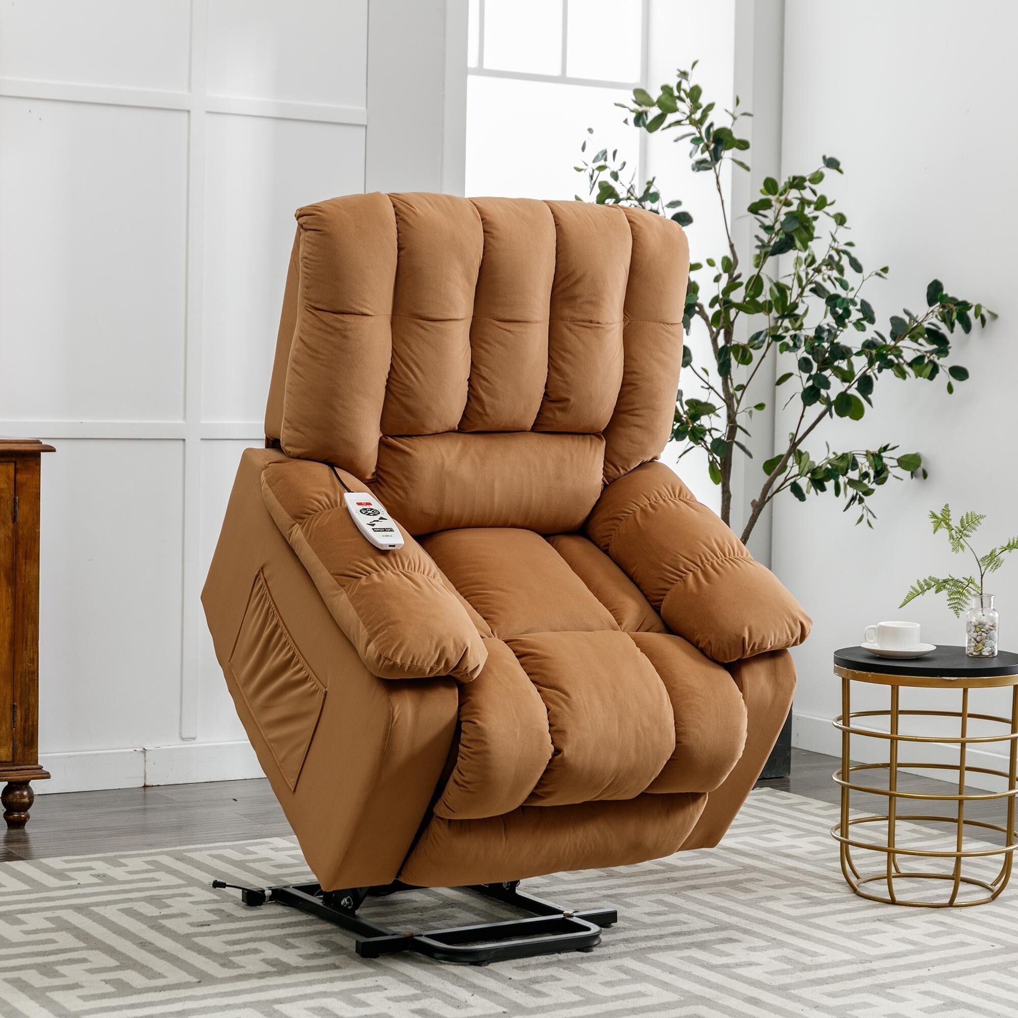 Fauteuil inclinable électrique beige avec chauffage, massage par vibrations et rangement latéral pour une expérience de salon relaxante
