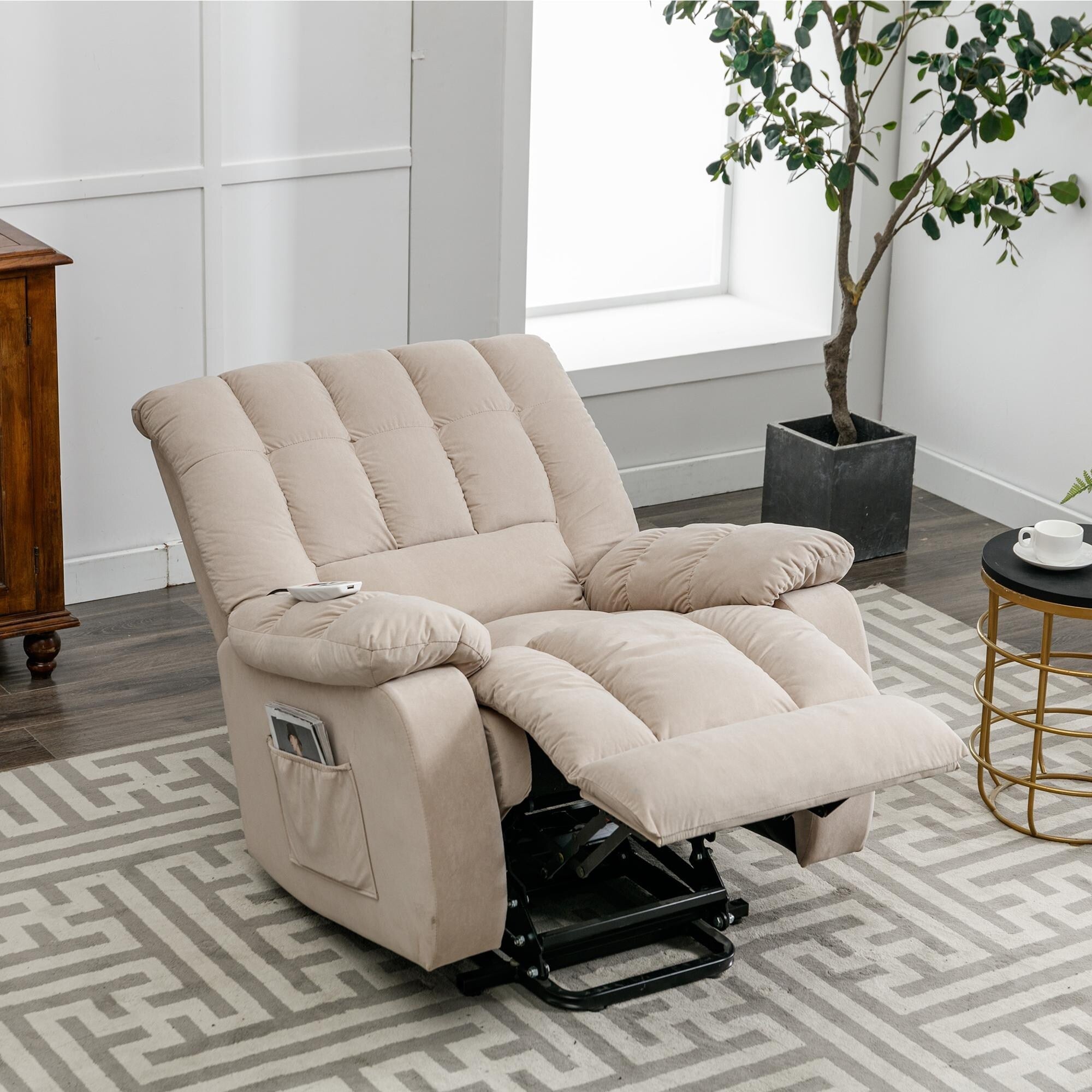 Fauteuil inclinable électrique beige avec chauffage, massage par vibrations et rangement latéral pour une expérience de salon relaxante