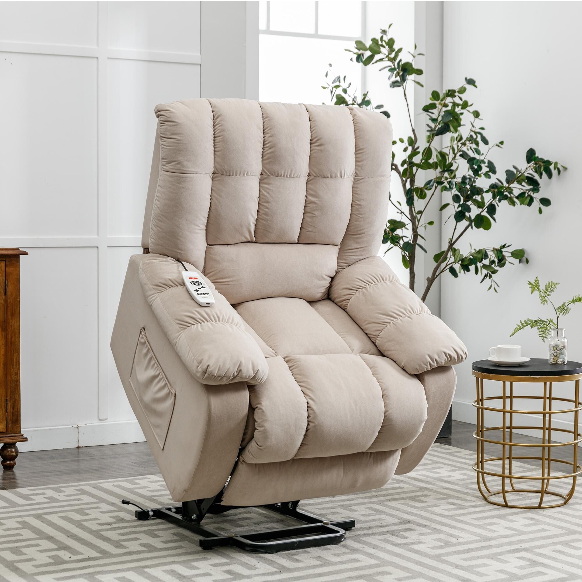 Fauteuil inclinable électrique beige avec chauffage, massage par vibrations et poches de rangement latérales pour le salon