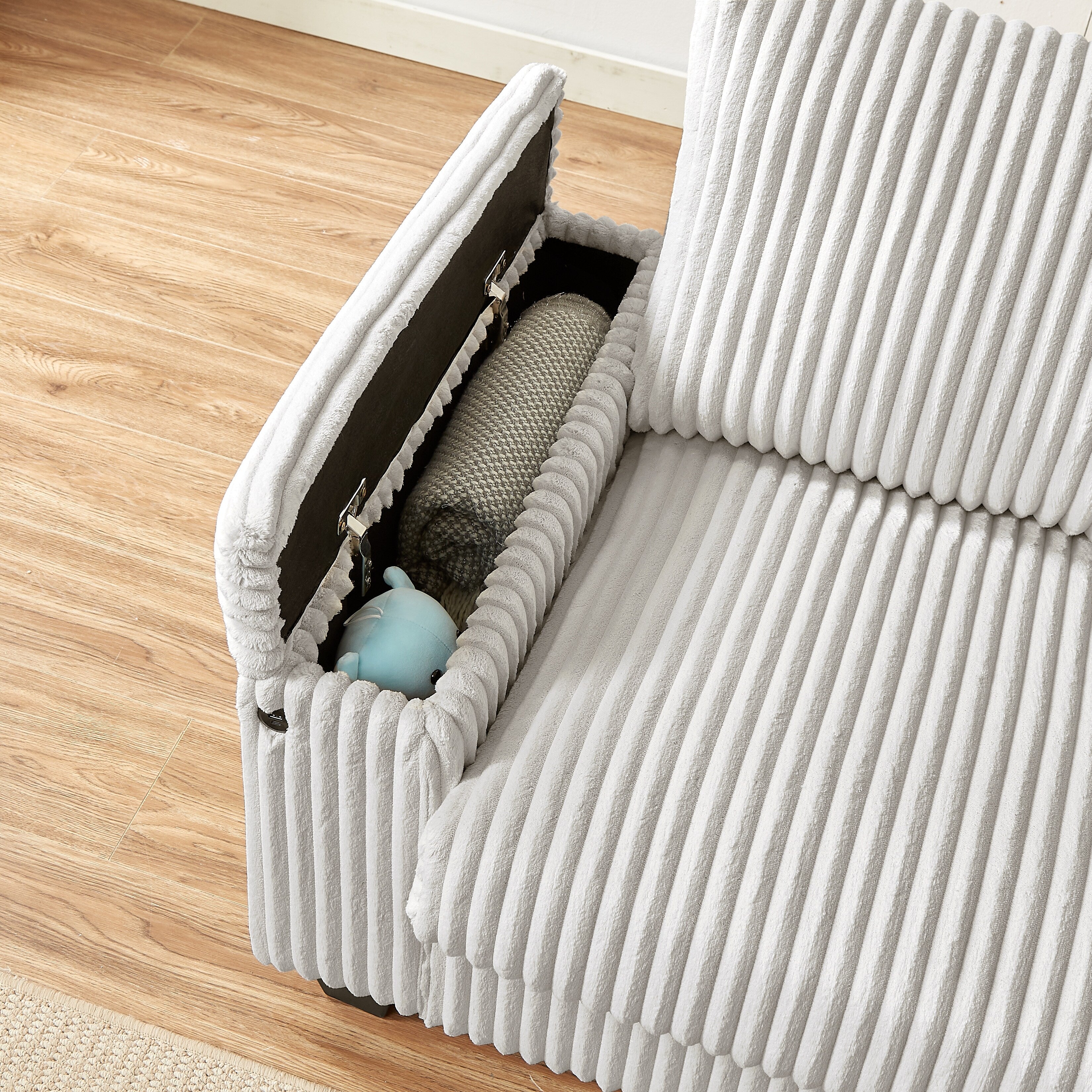 Canapé causeuse en tissu beige avec accoudoir de rangement et port USB