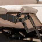 Fauteuil inclinable rembourré en tissu beige style milieu du siècle avec repose-pieds, dossier capitonné et pieds en hêtre