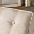 Fauteuil inclinable rembourré en tissu beige style milieu du siècle avec repose-pieds, dossier capitonné et pieds en hêtre