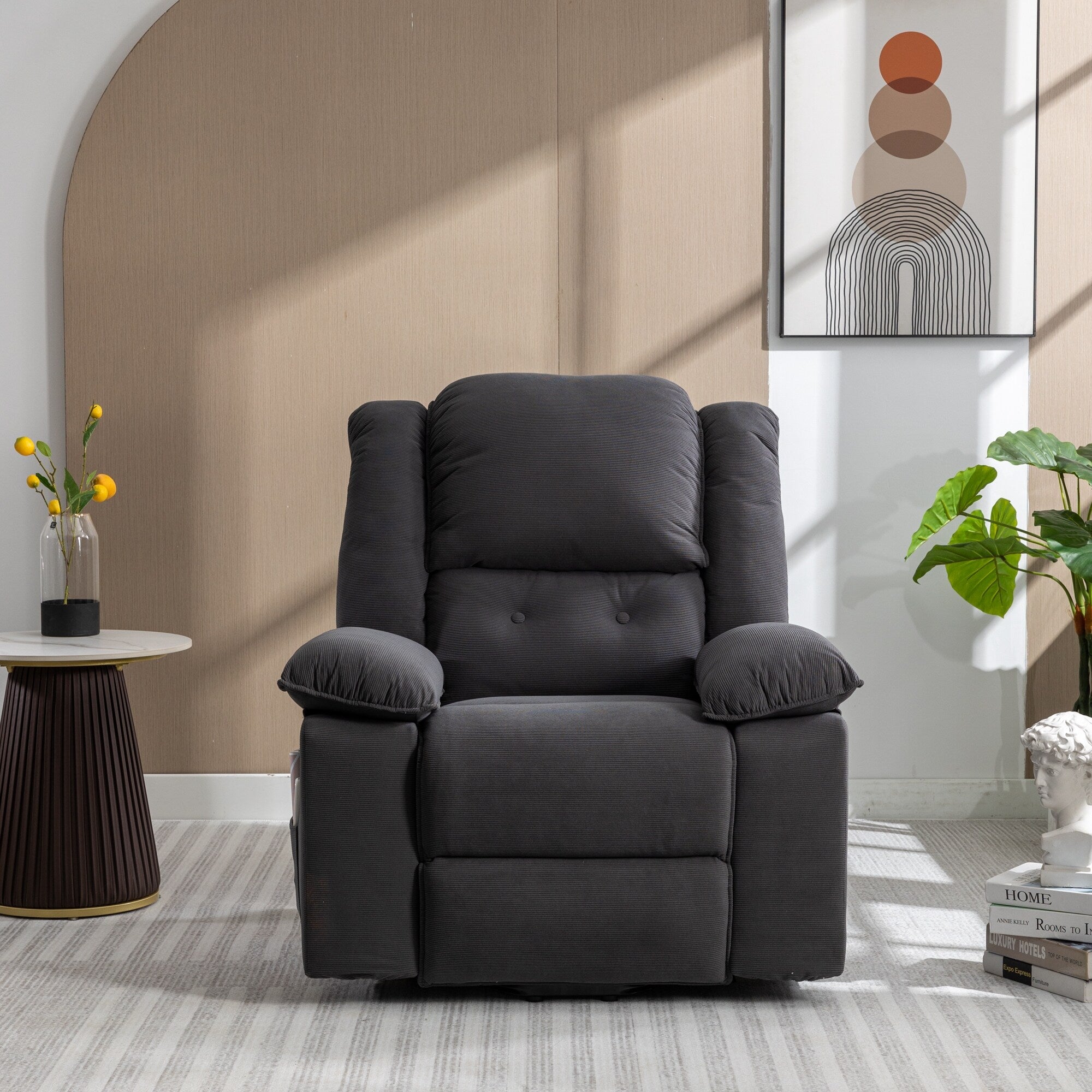 Fauteuil inclinable releveur beige avec massage chauffant, positions d'inclinaison infinies, poches latérales et accoudoirs rétractables pour plus de confort