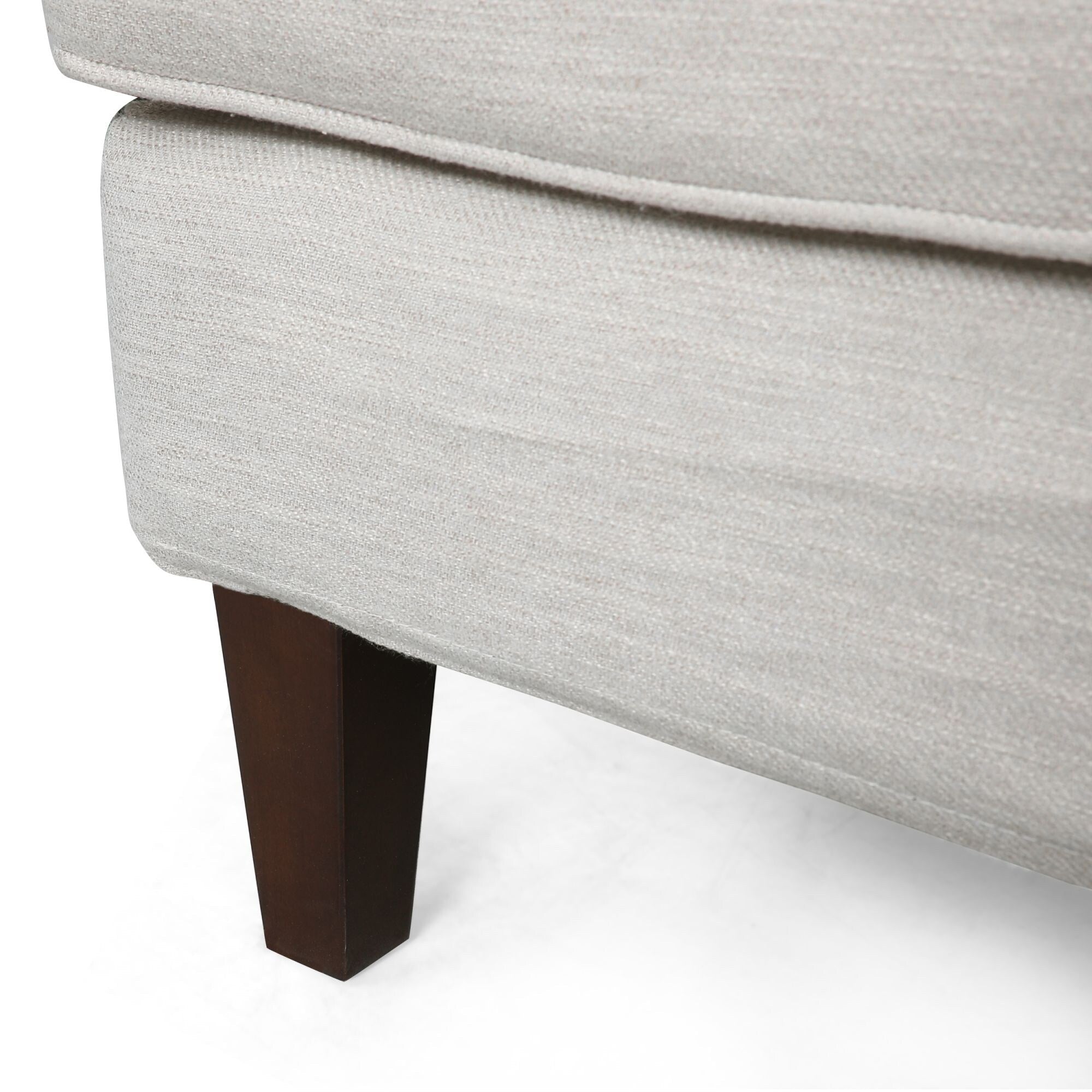 Canapé causeuse beige rembourré avec coussins et pieds en bois