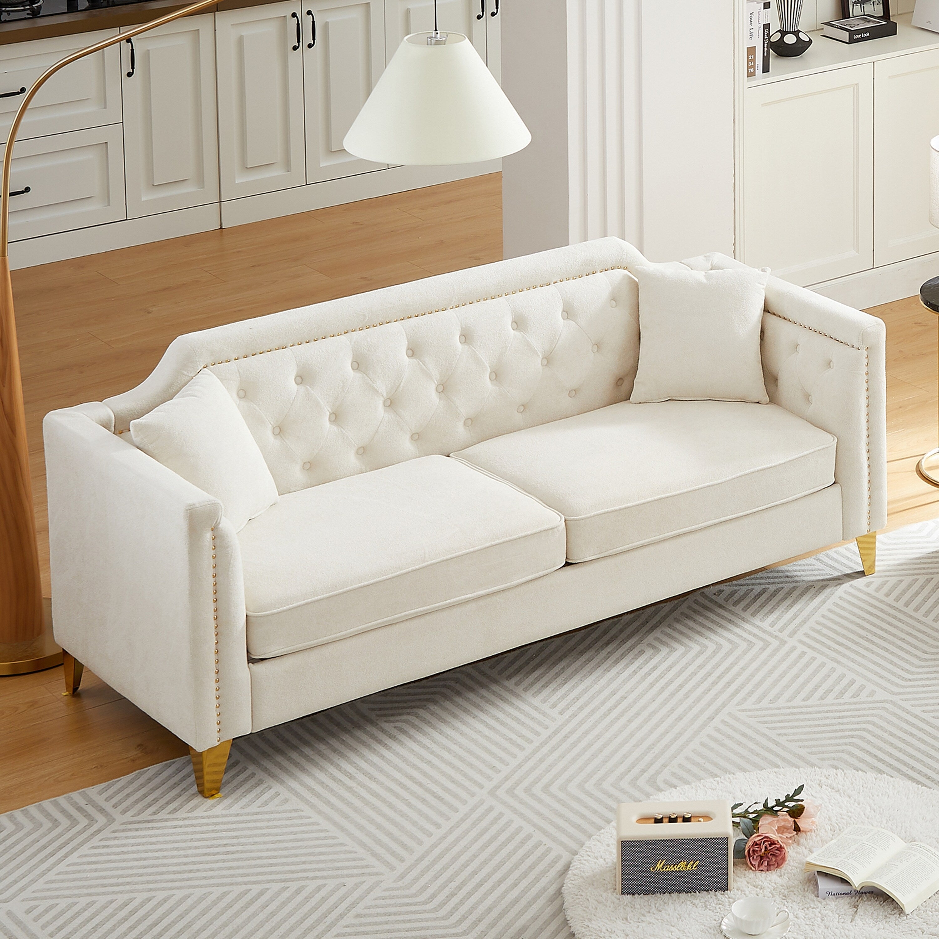 Canapé 3 places beige moderne en chenille de 61,5 pouces, capitonné avec boutons, accoudoirs décorés de clous cuivrés et 2 coussins pour le salon