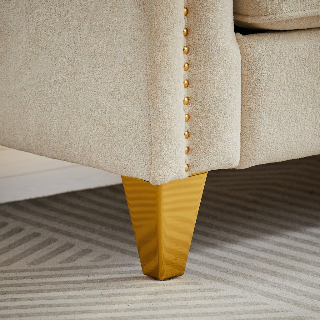 Canapé 3 places beige moderne en chenille de 61,5 pouces, capitonné avec boutons, accoudoirs décorés de clous cuivrés et 2 coussins pour le salon