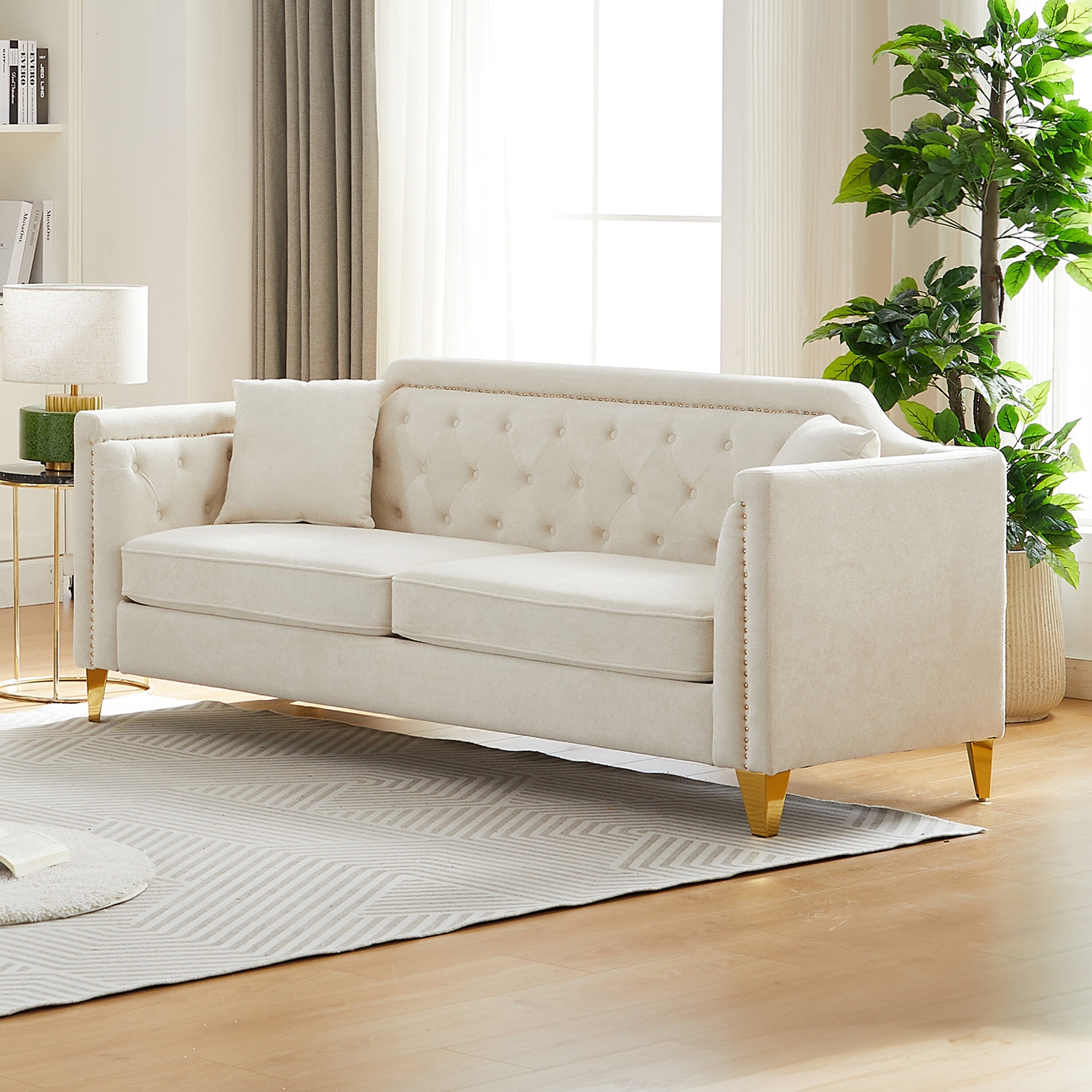 Canapé 3 places beige moderne en chenille de 61,5 pouces, capitonné avec boutons, accoudoirs décorés de clous cuivrés et 2 coussins pour le salon