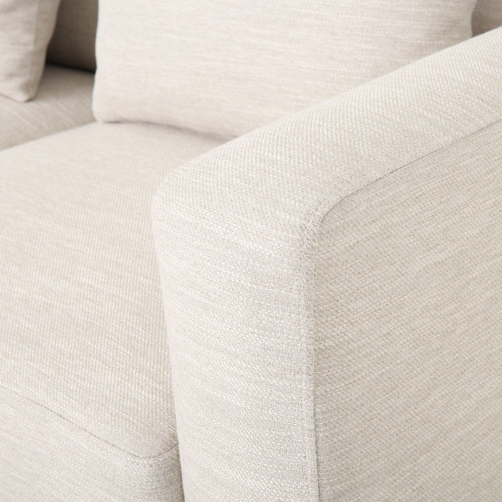 Canapé 3 places beige moderne 80 avec pieds en bois et coussins assortis pour le salon