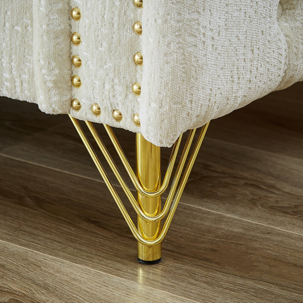 Canapé 3 places capitonné beige moderne à 82 boutons en chenille, avec décoration à clous cuivrés et pieds en métal