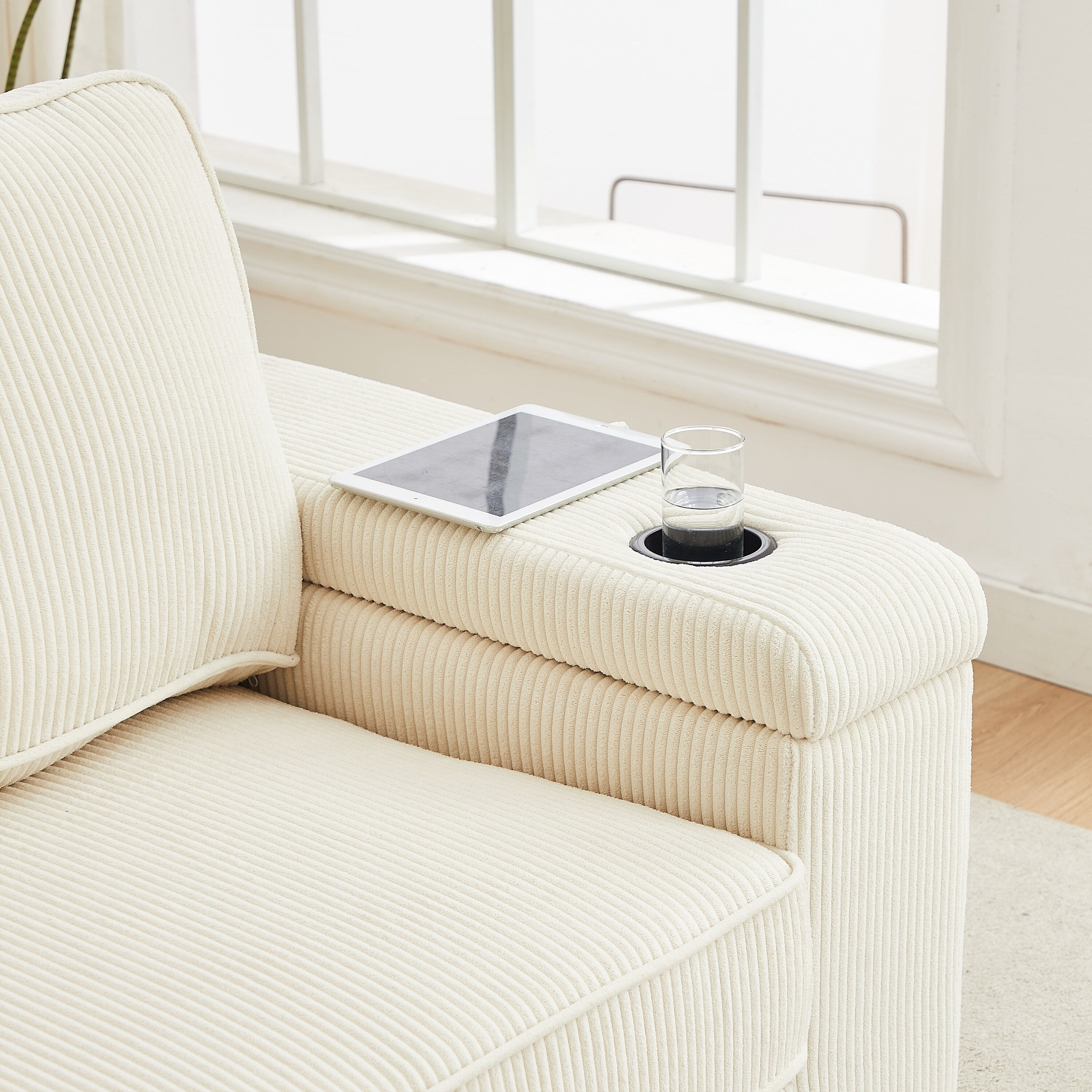 Canapé 3 places beige moderne en velours côtelé 86,5 avec deux espaces de rangement, ports de chargement USB et deux porte-gobelets