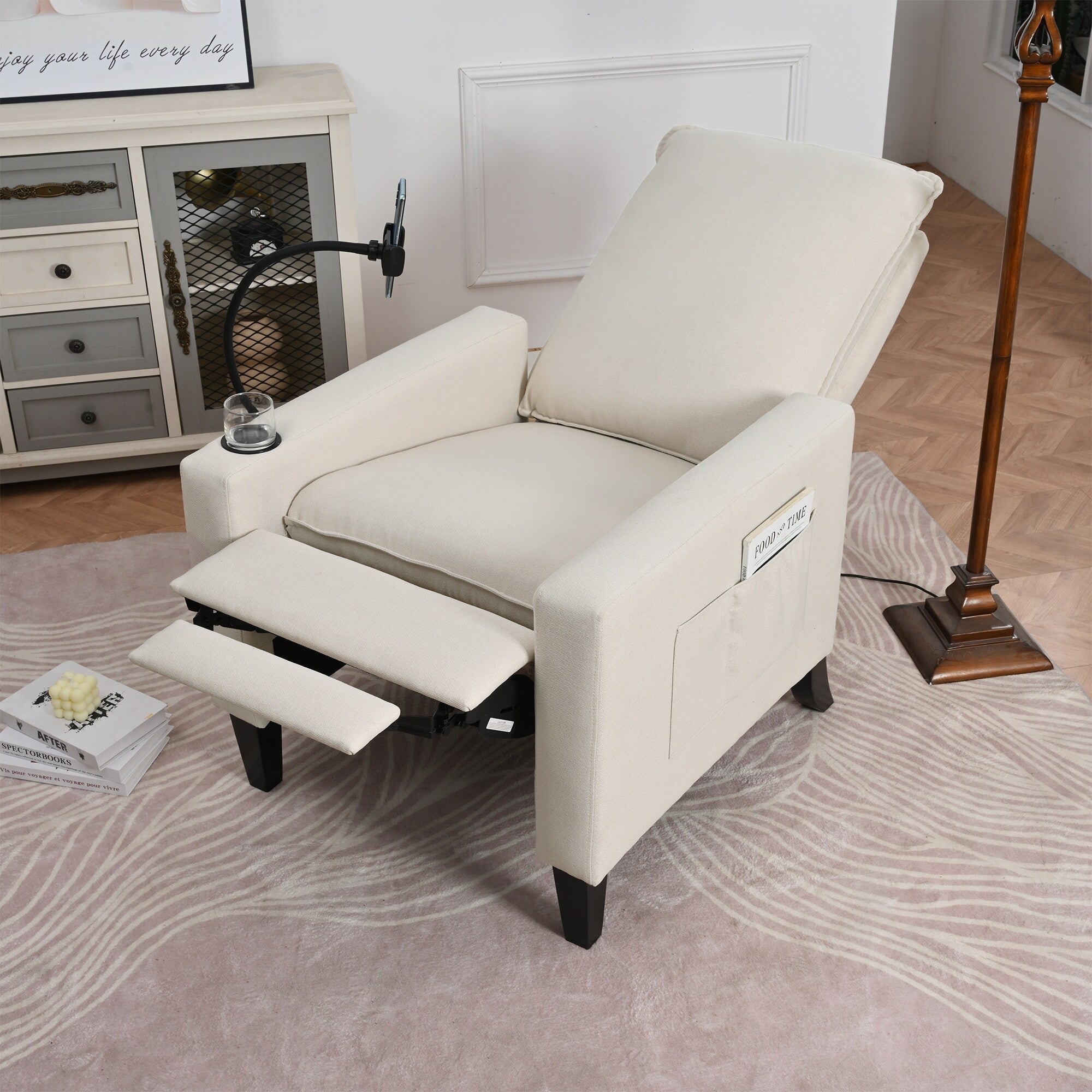 Fauteuil inclinable manuel moderne en tissu beige avec support pour téléphone portable, porte-gobelet et repose-pieds