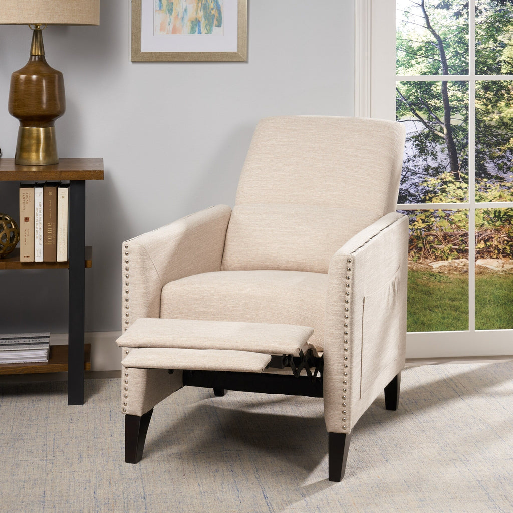 Fauteuil inclinable moderne en tissu beige avec repose-pieds, clous décoratifs et pieds en bouleau