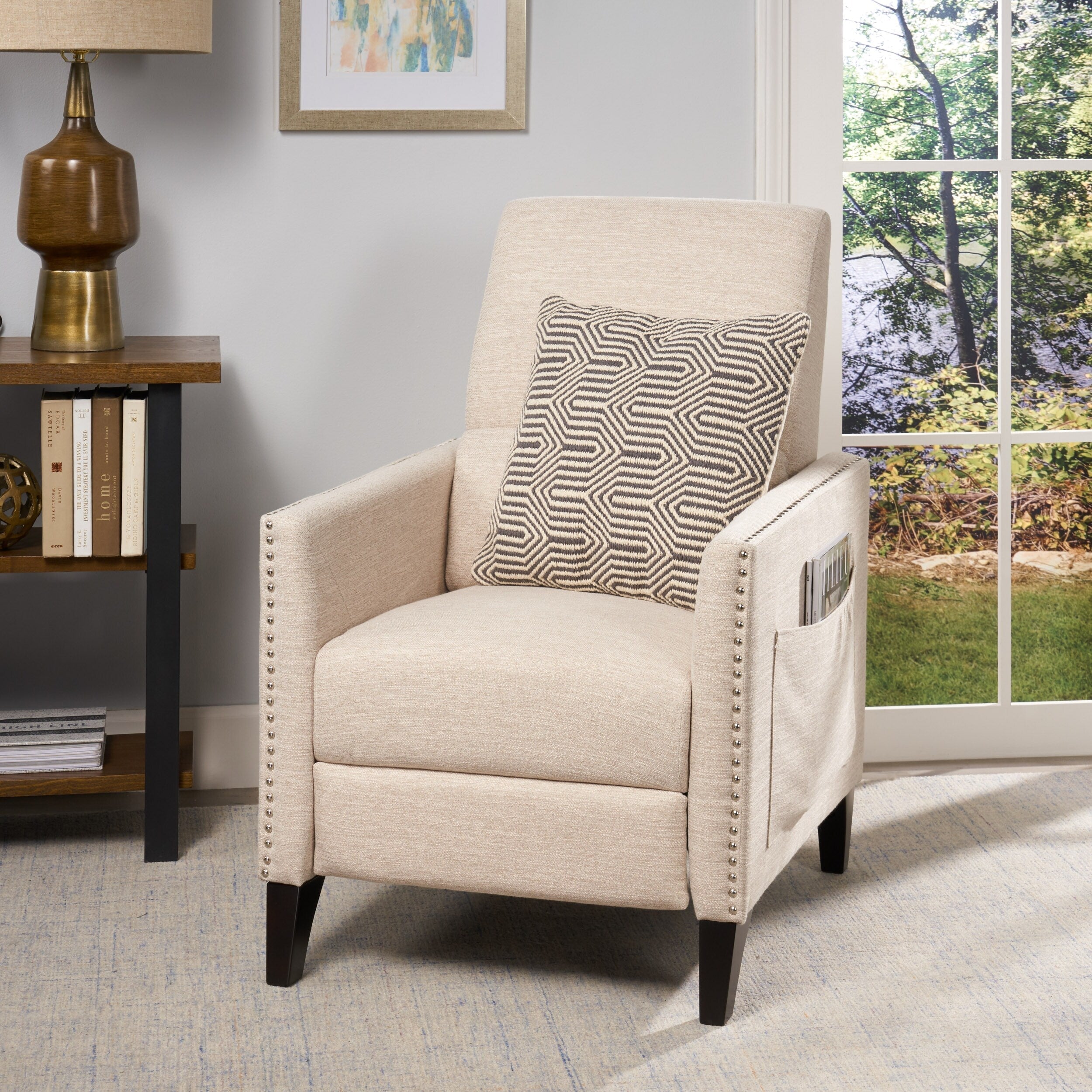 Fauteuil inclinable moderne en tissu beige avec repose-pieds, clous décoratifs et pieds en bouleau