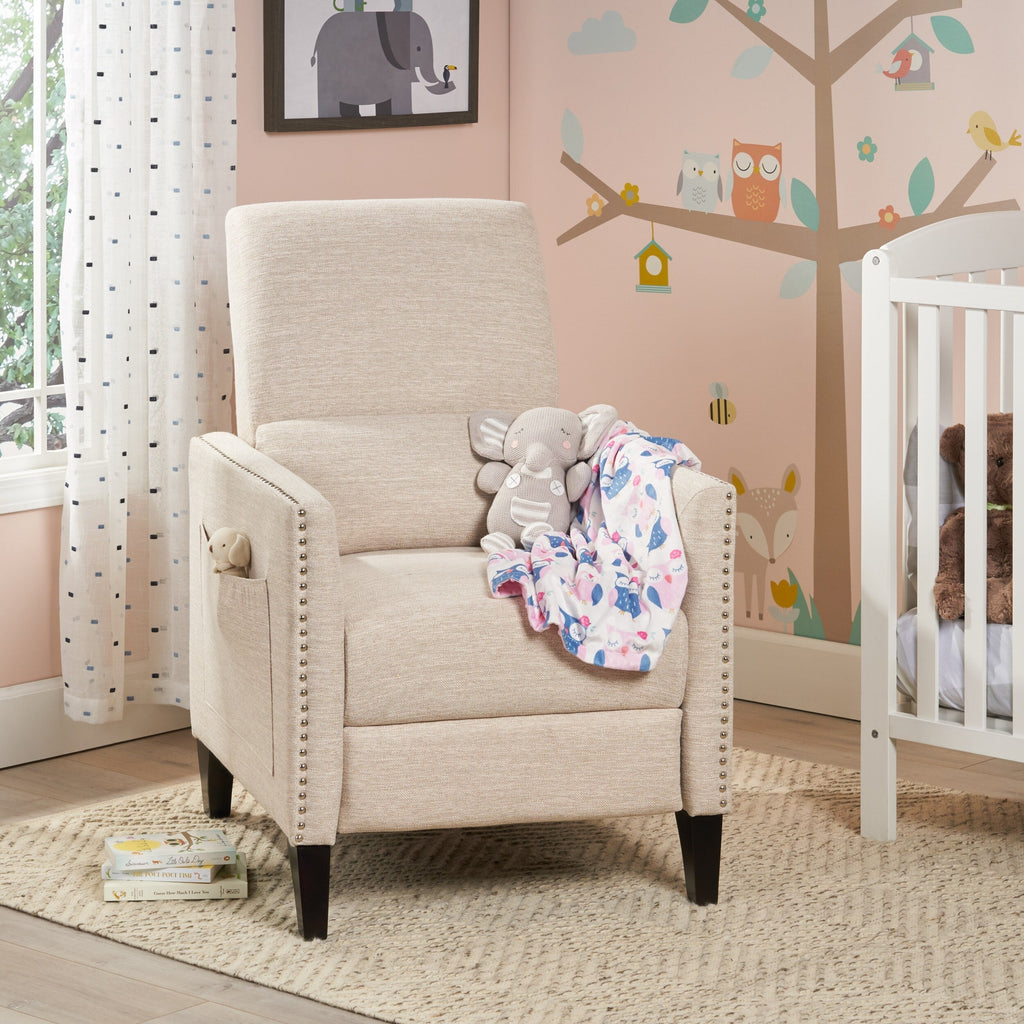 Fauteuil inclinable moderne en tissu beige avec repose-pieds, clous décoratifs et pieds en bouleau