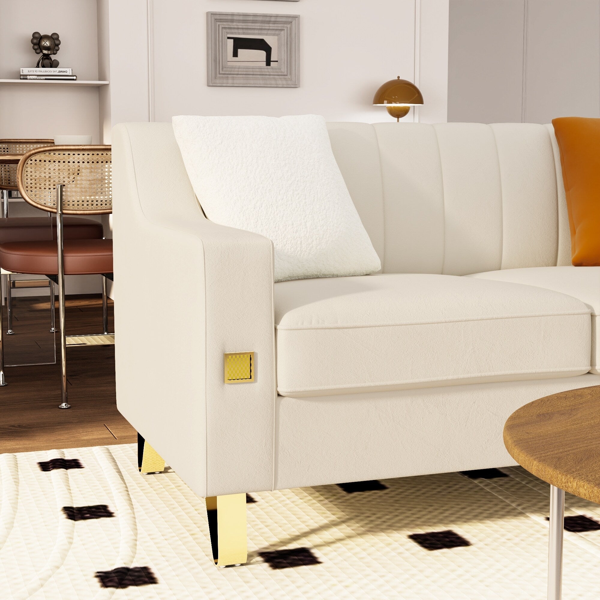 Canapé causeuse en velours beige moderne avec touches dorées et coussins moelleux pour le salon