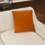 Canapé causeuse en velours beige moderne avec touches dorées et coussins moelleux pour le salon