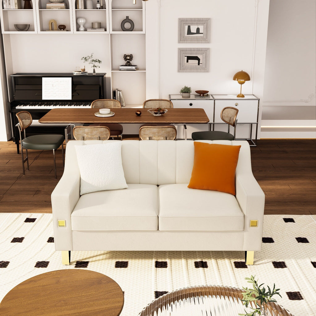 Canapé causeuse en velours beige moderne avec touches dorées et coussins moelleux pour le salon