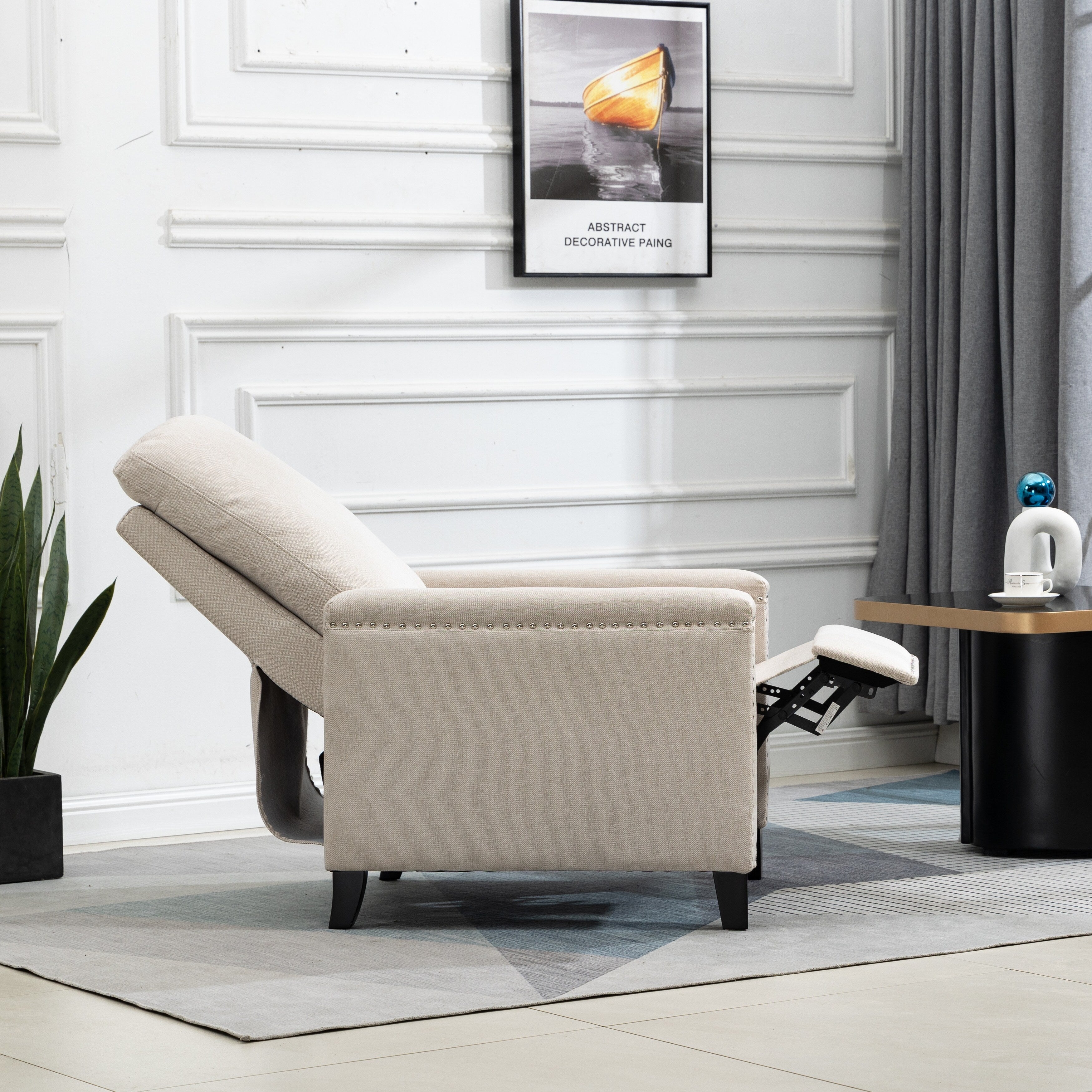 Fauteuil inclinable manuel en velours beige moderne avec coussins et décoration cloutée