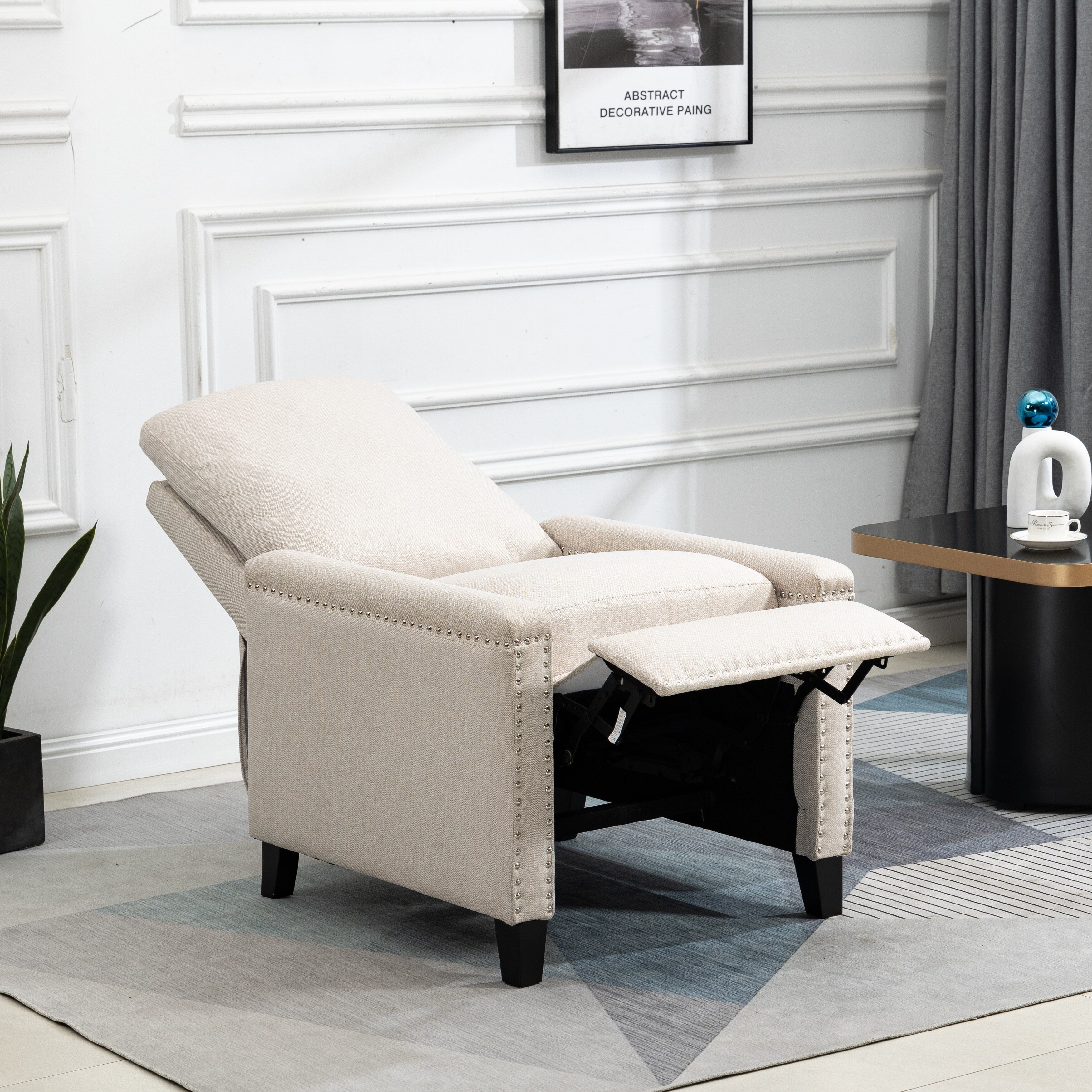 Fauteuil inclinable manuel en velours beige moderne avec coussins et décoration cloutée