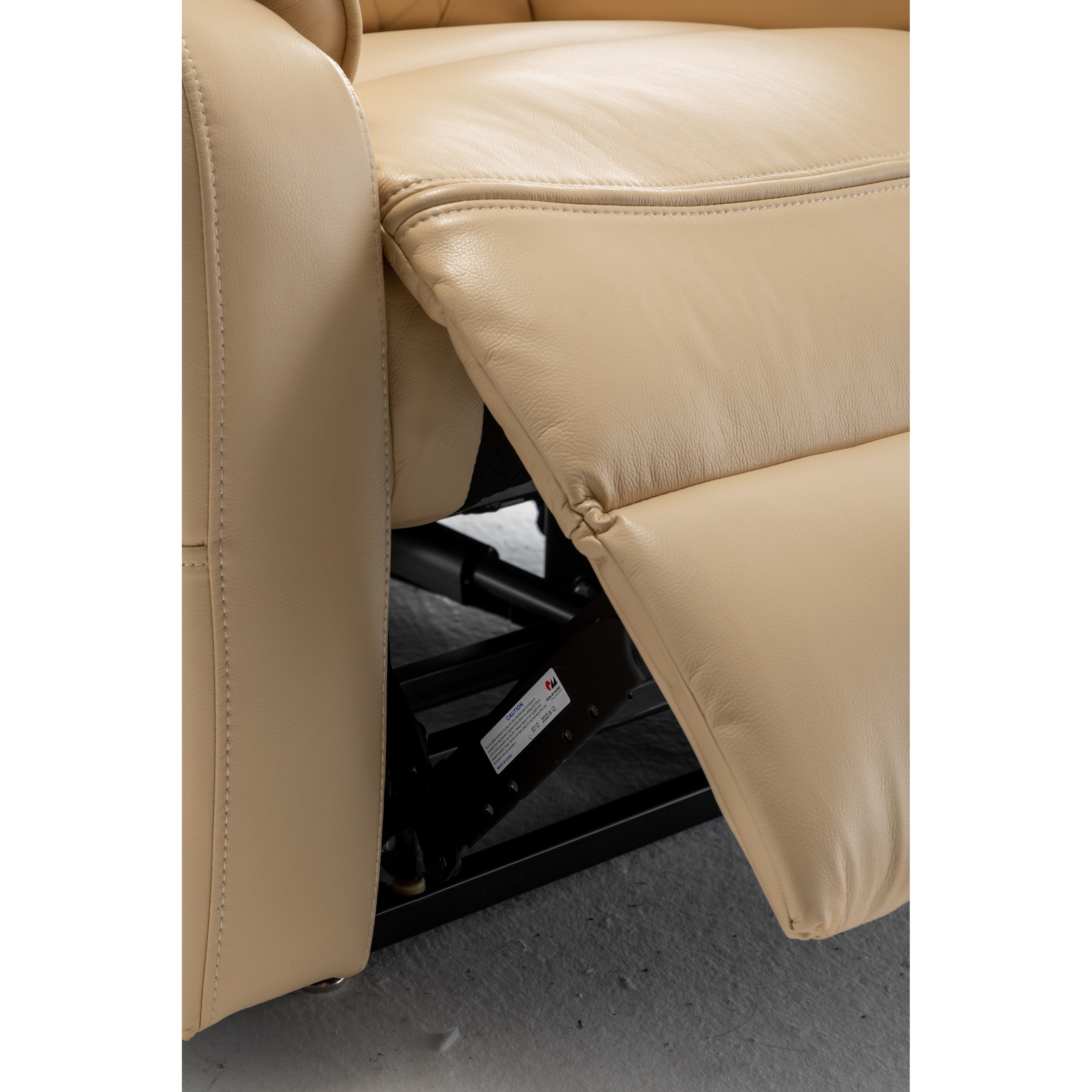 Fauteuil inclinable électrique surdimensionné beige avec moteur OKIN, relevage à plat à 180°, assise extra-large et poches de rangement