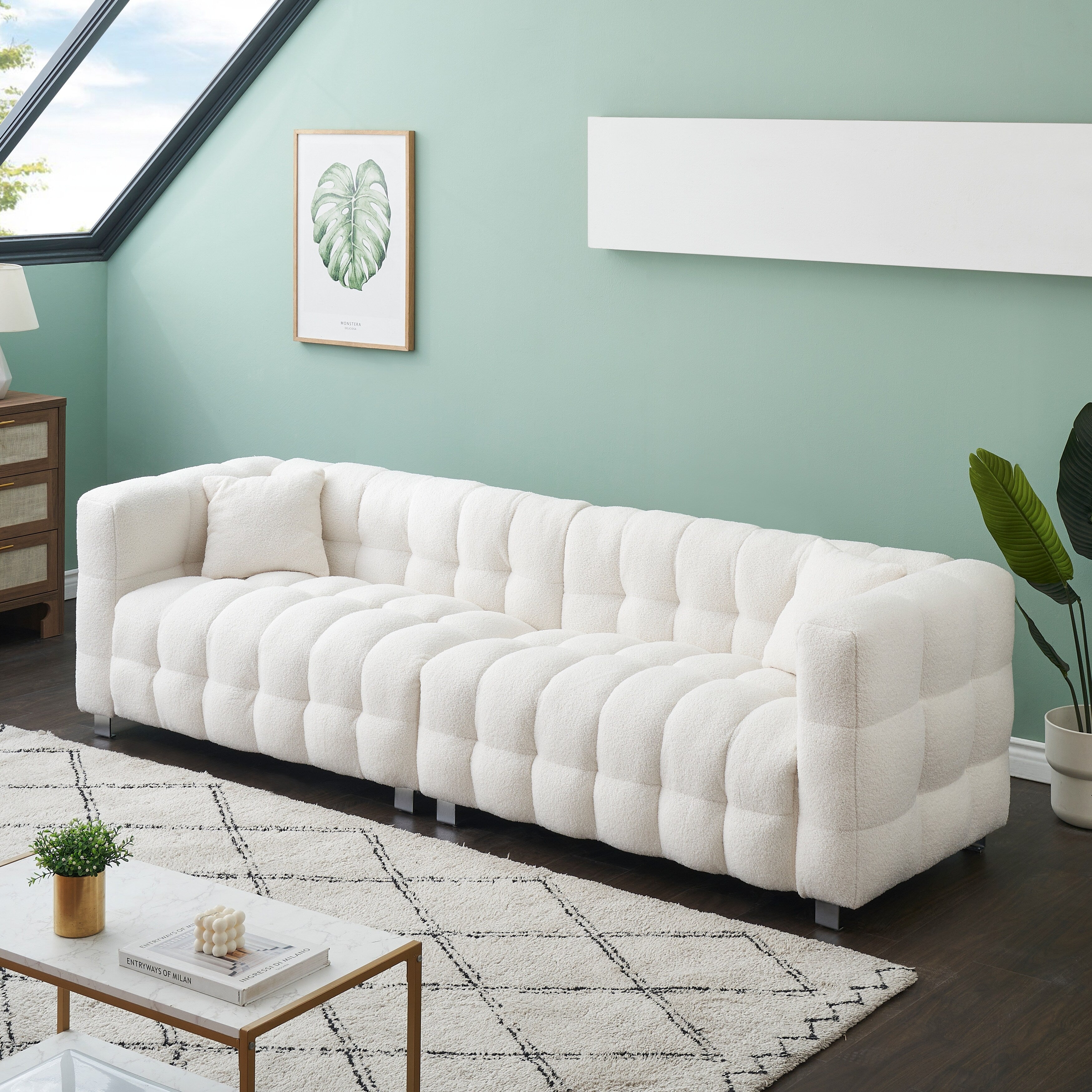 Canapé 4 places beige Teddy avec deux coussins décoratifs