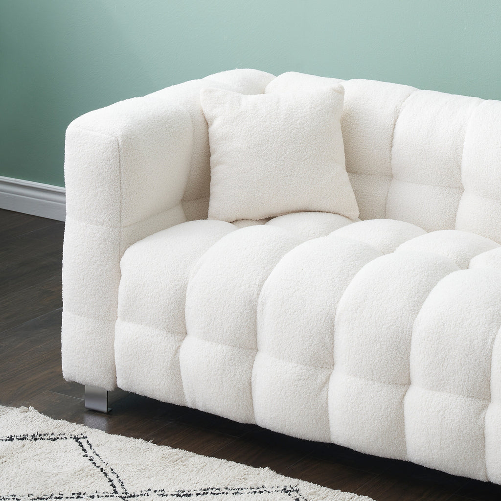 Canapé 4 places beige Teddy avec deux coussins décoratifs