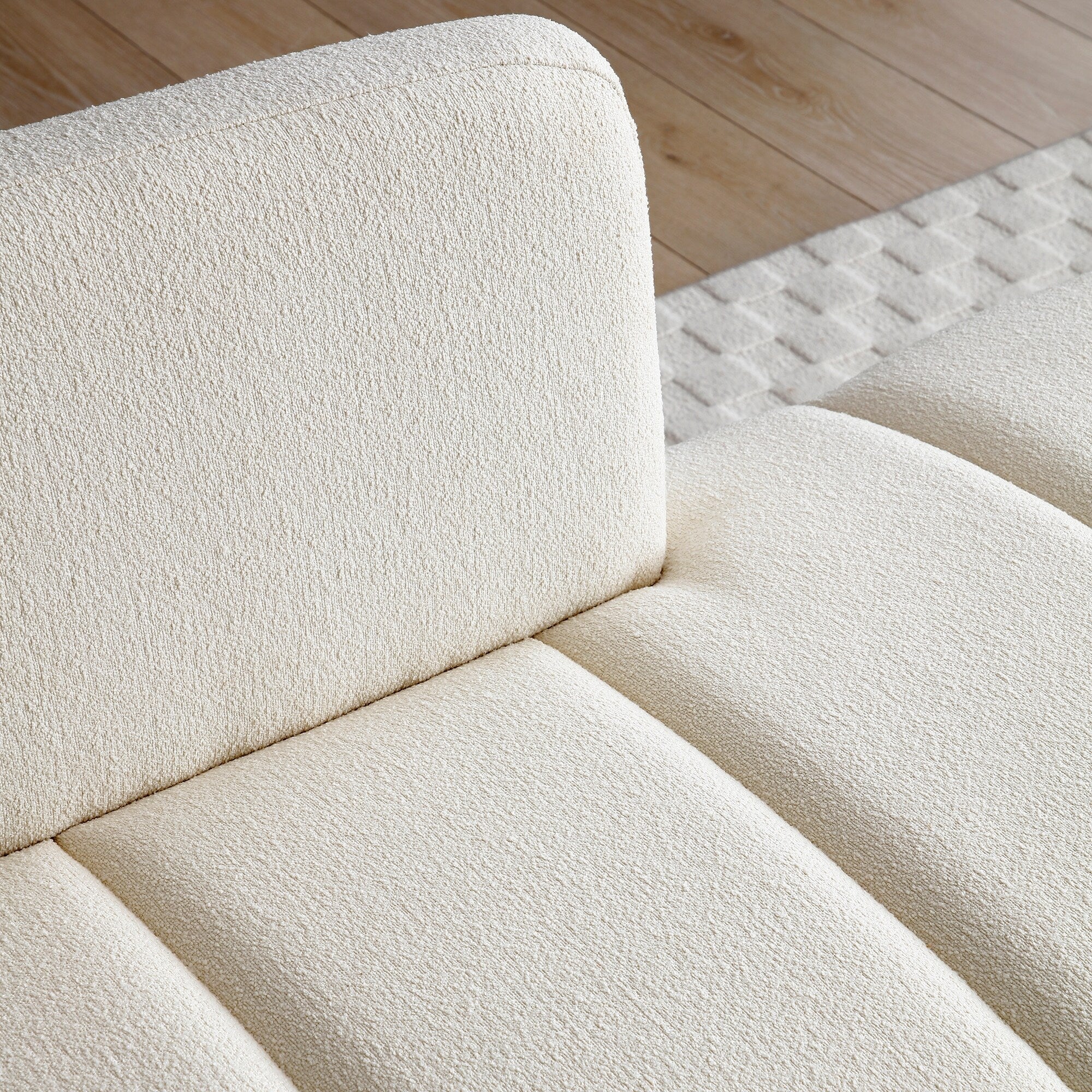 Banc causeuse rembourré beige avec pieds dorés