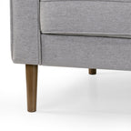 Canapé Bisera en tissu sergé beige capitonné avec pieds en bois de noyer