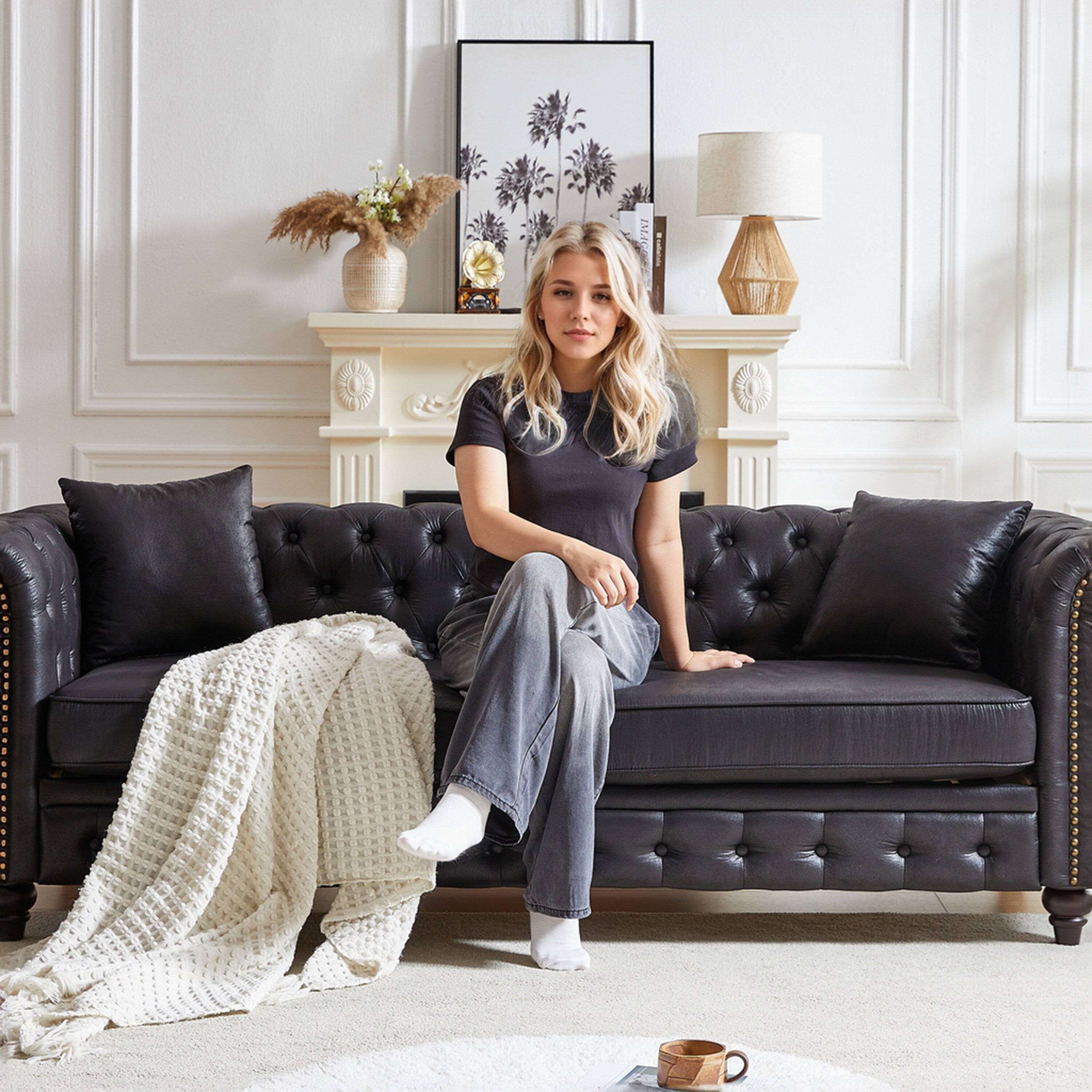 Canapé Chesterfield 3 places en tissu technique noir 85,5 avec accoudoirs roulés et 2 coussins pour le salon