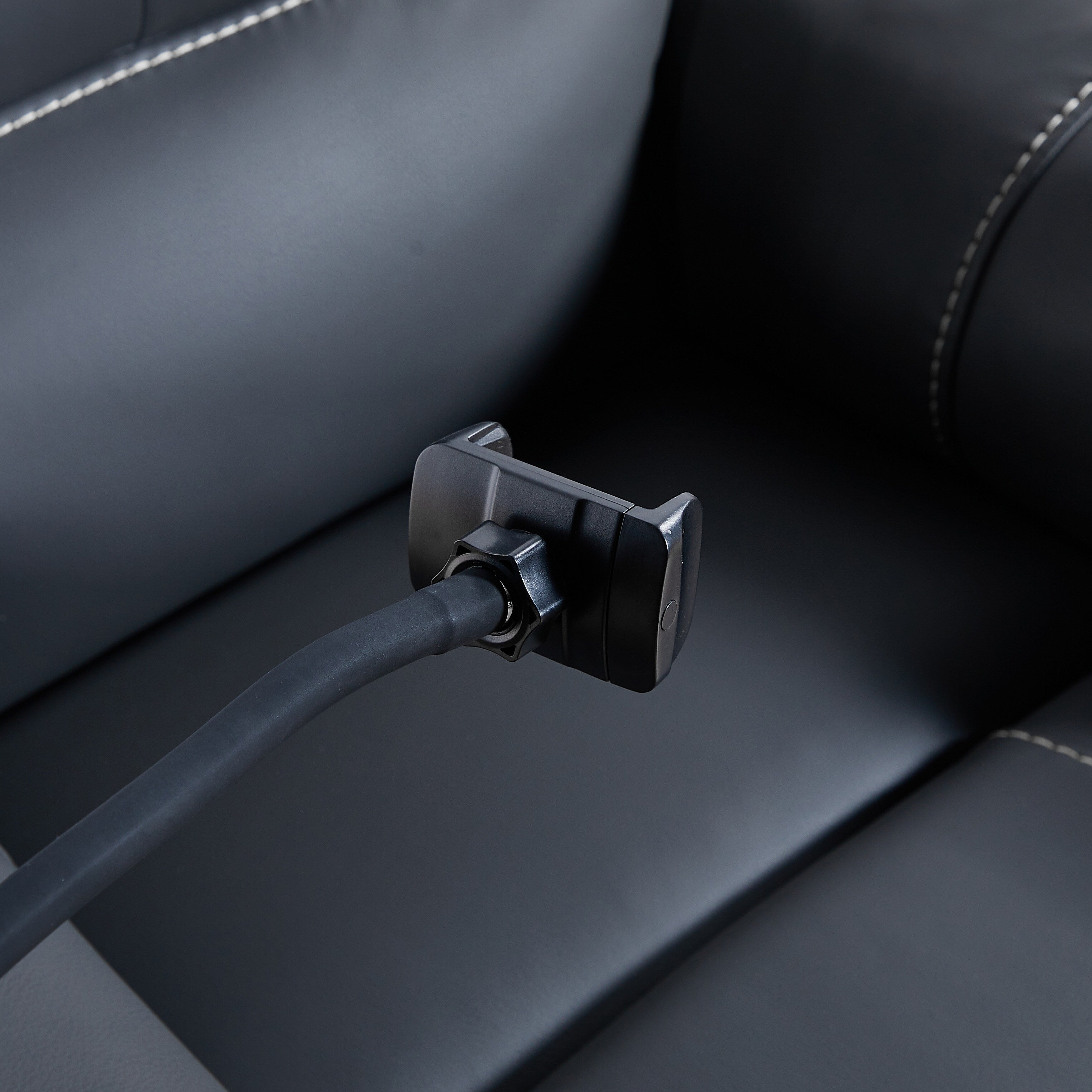 Fauteuil inclinable électrique réglable noir avec massage, chauffage, ports USB, support pour téléphone et poches latérales, inclinable jusqu'à 139°