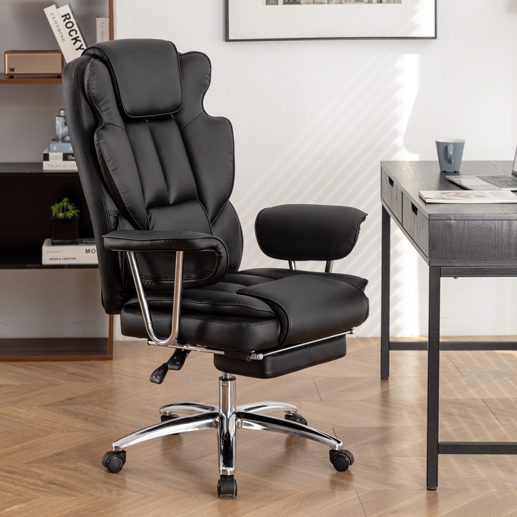 Fauteuil de bureau inclinable ergonomique pivotant à 360° en cuir reconstitué noir avec dossier haut et support lombaire, repose-pieds et hauteur réglable