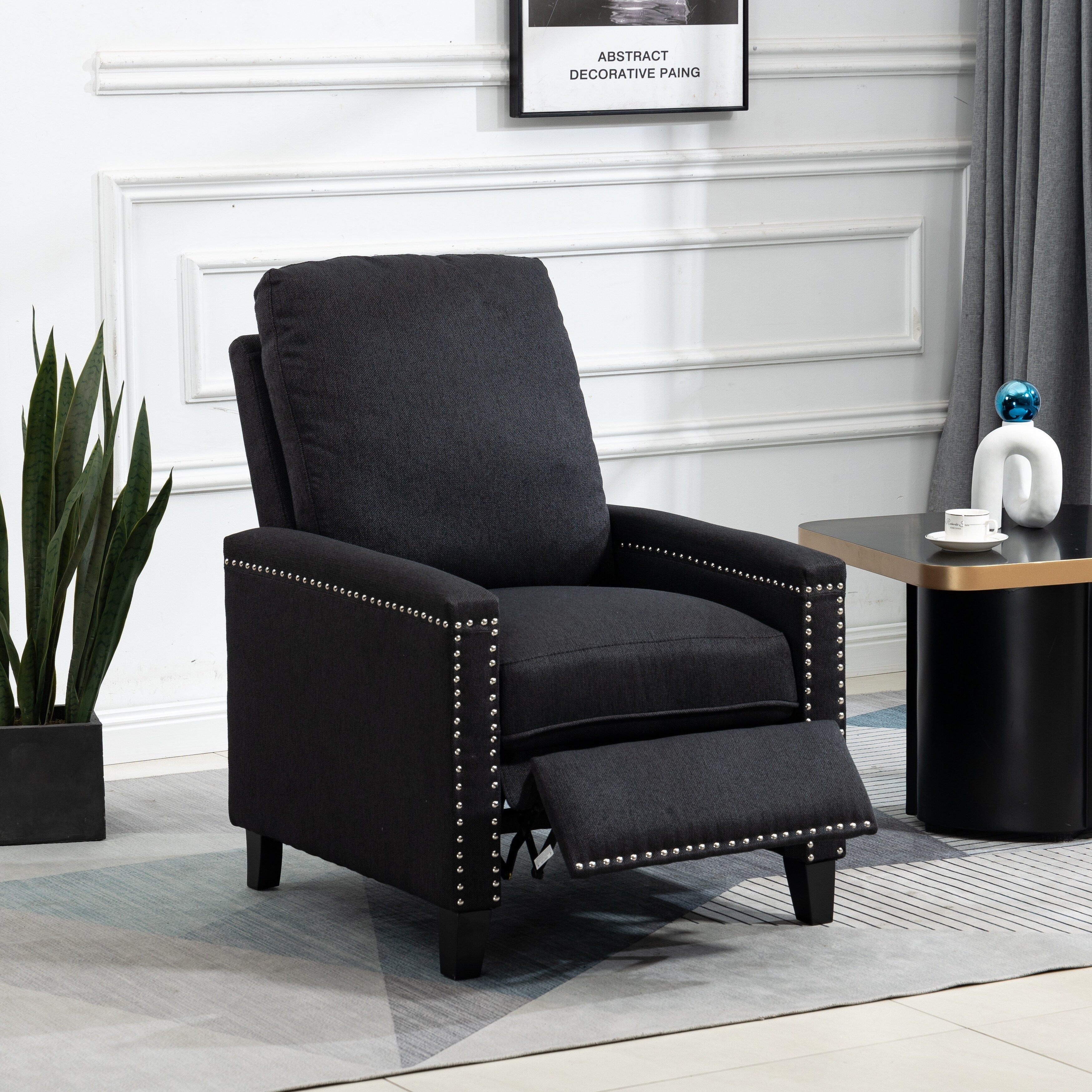 Fauteuil inclinable manuel moderne en velours noir avec coussins moelleux et repose-pieds, décoration cloutée