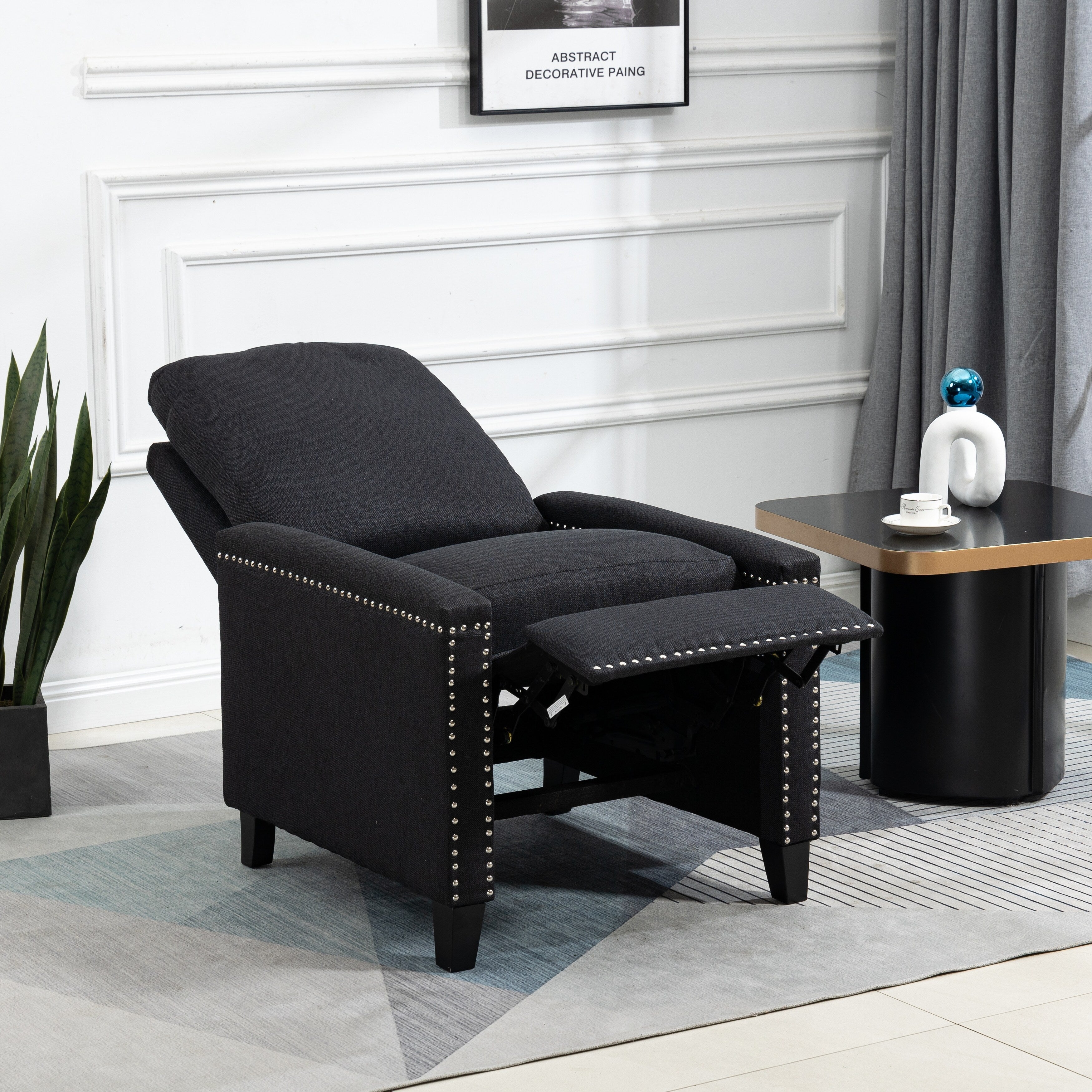 Fauteuil inclinable manuel moderne en velours noir avec coussins moelleux et repose-pieds, décoration cloutée