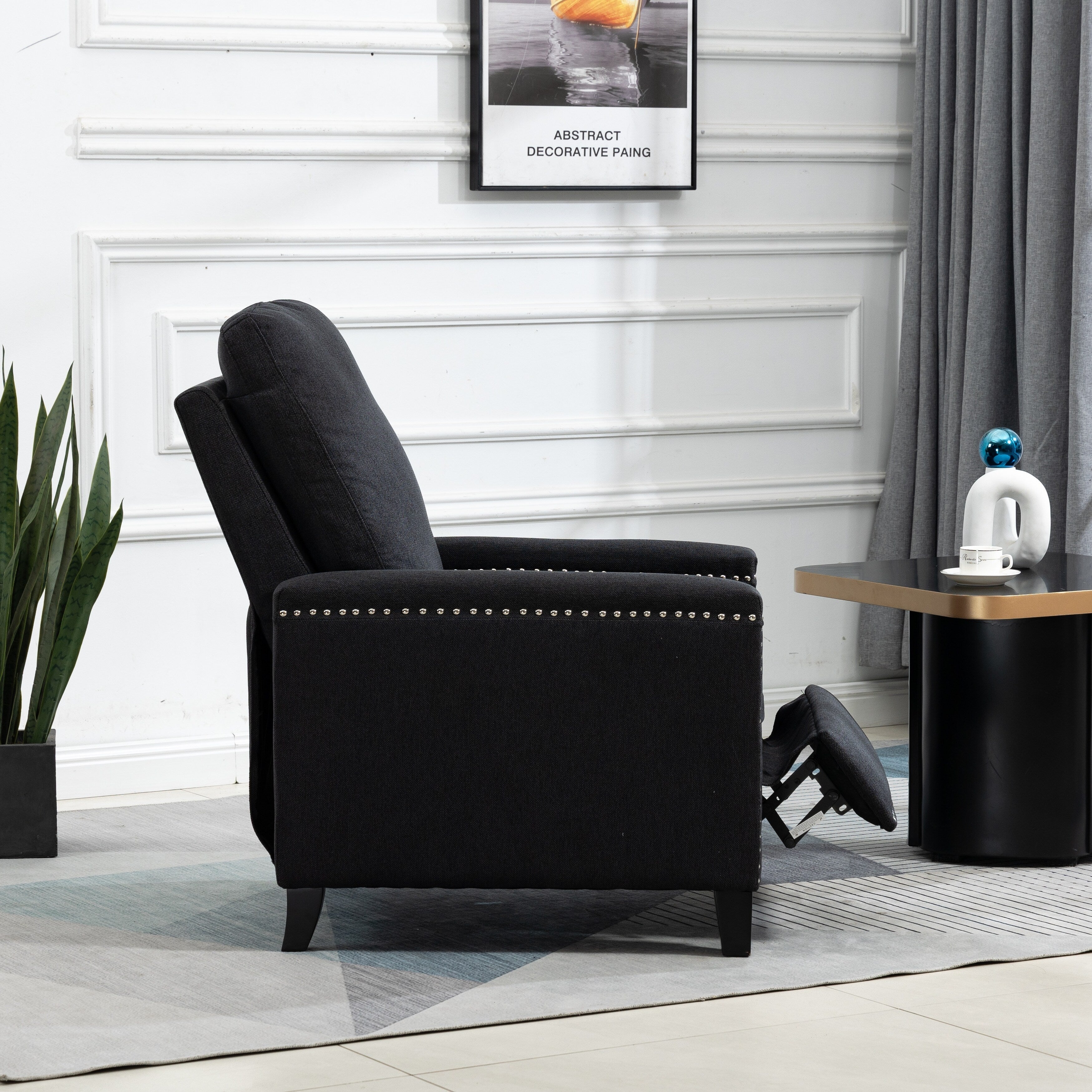 Fauteuil inclinable manuel moderne en velours noir avec coussins moelleux et repose-pieds, décoration cloutée