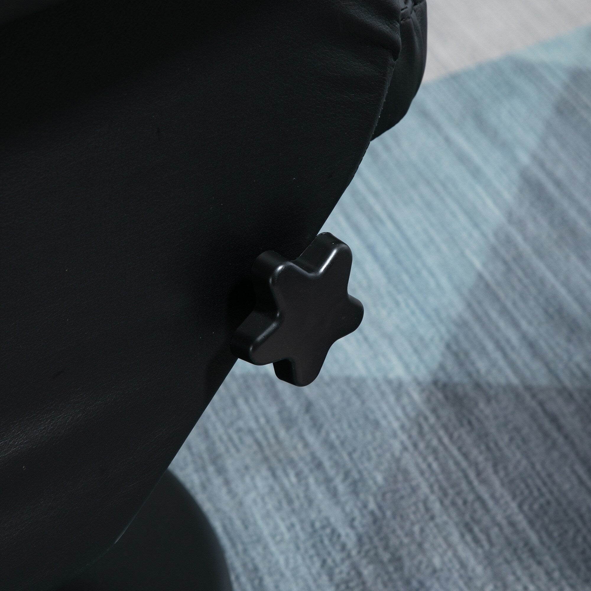 Fauteuil inclinable en similicuir noir avec repose-pieds, dossier réglable et base pivotante