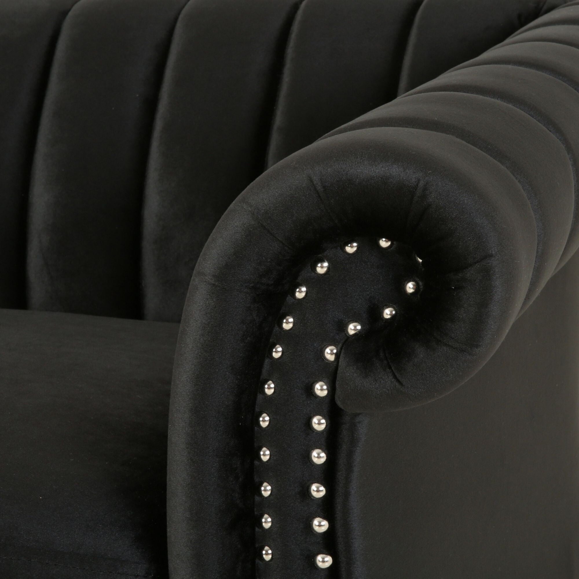 Canapé 3 places en velours noir avec accoudoirs roulés et capitonnage à boutons