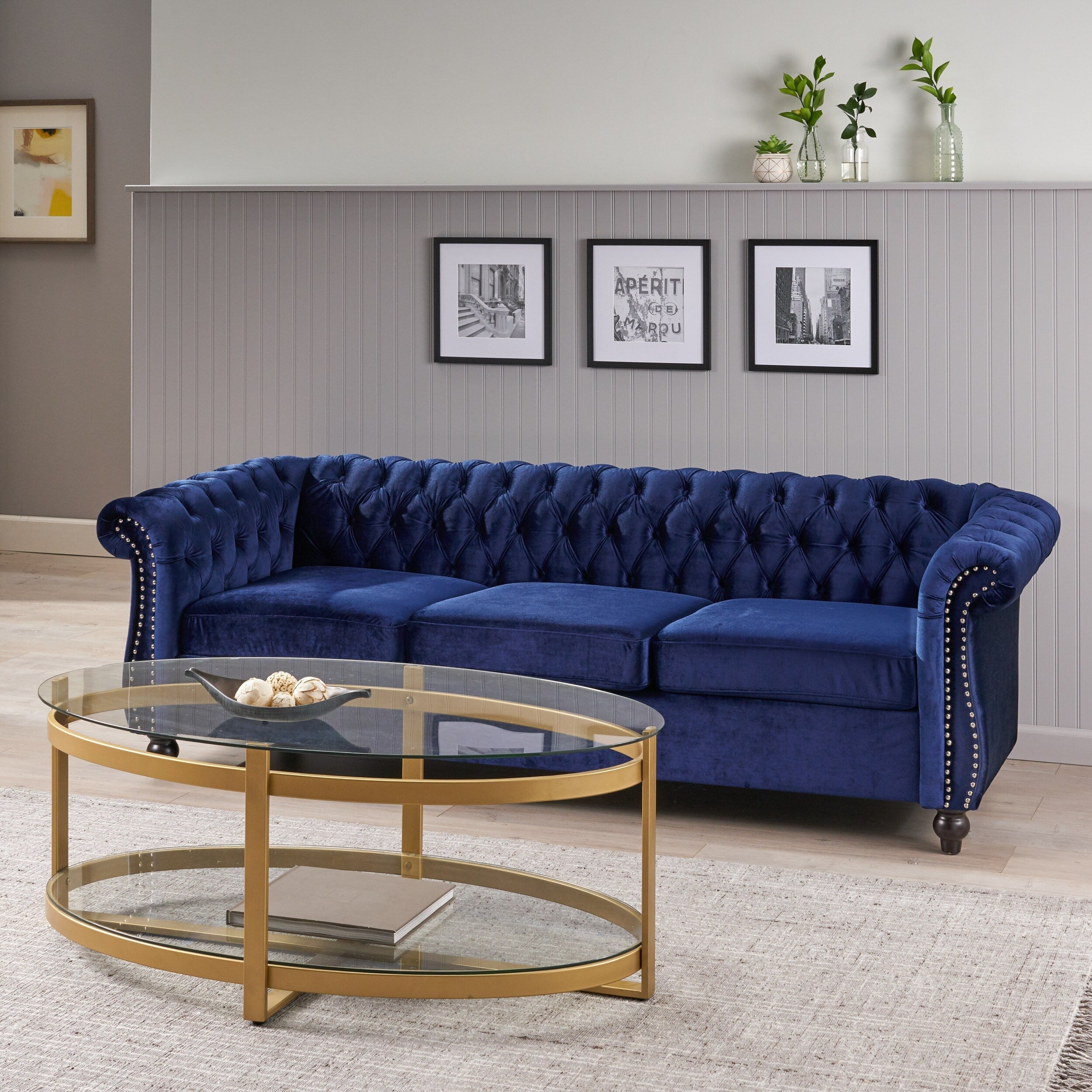 Canapé 3 places Chesterfield bleu 84,75, capitonné, avec clous et pieds en bois
