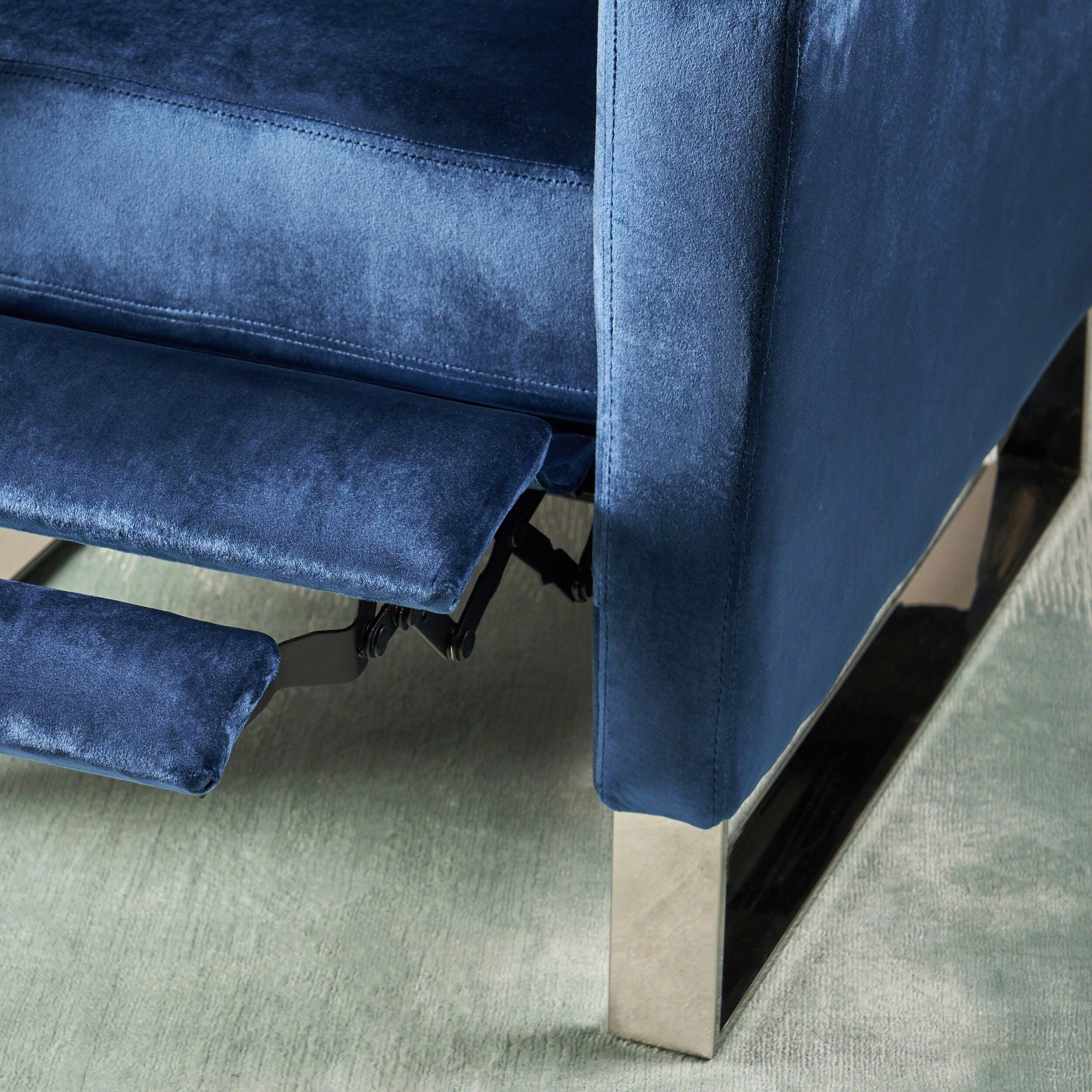 Fauteuil inclinable moderne en velours bleu avec repose-pieds et pieds en acier inoxydable