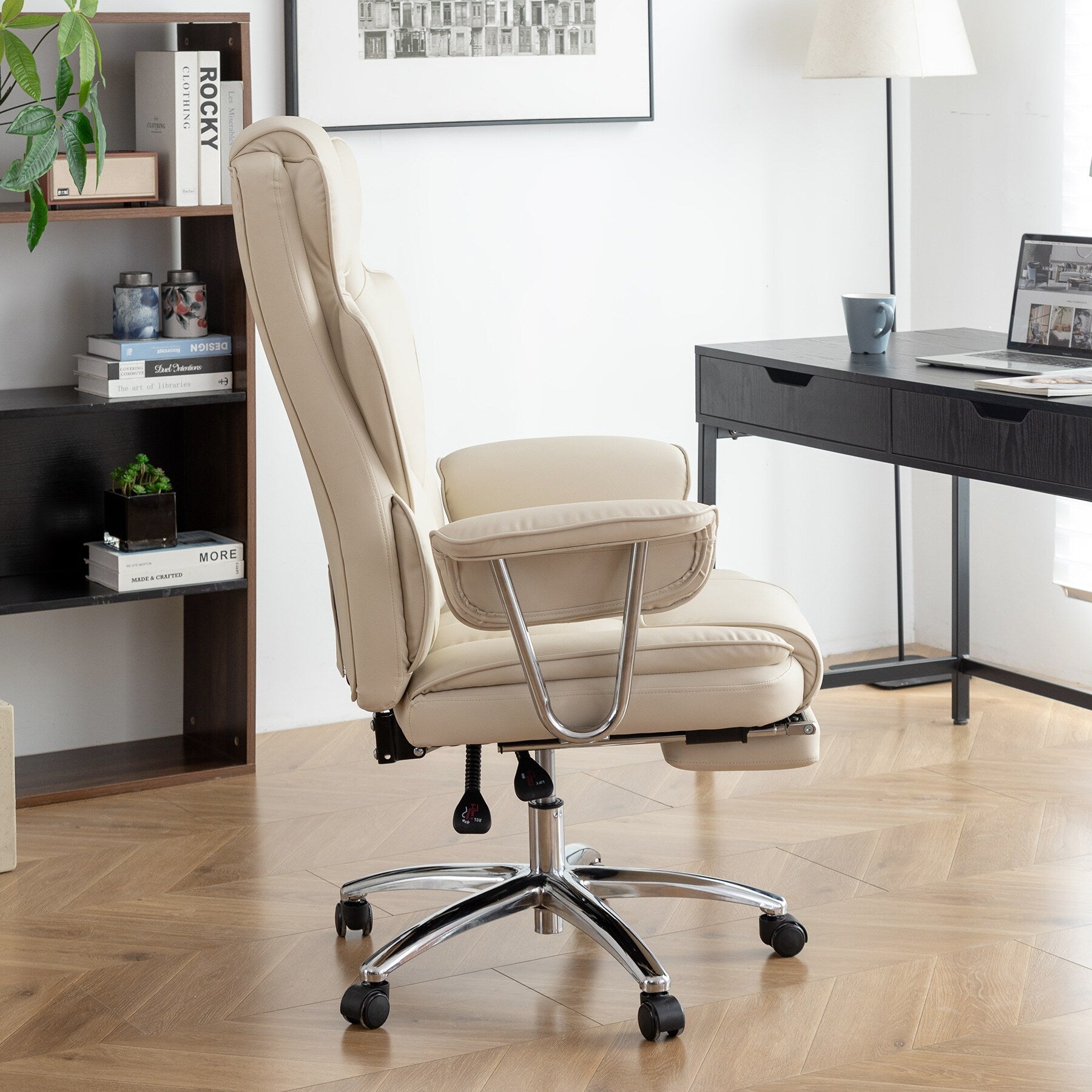 Fauteuil de bureau inclinable ergonomique pivotant à 360° en cuir reconstitué avec dossier haut et support lombaire, repose-pieds et hauteur réglable