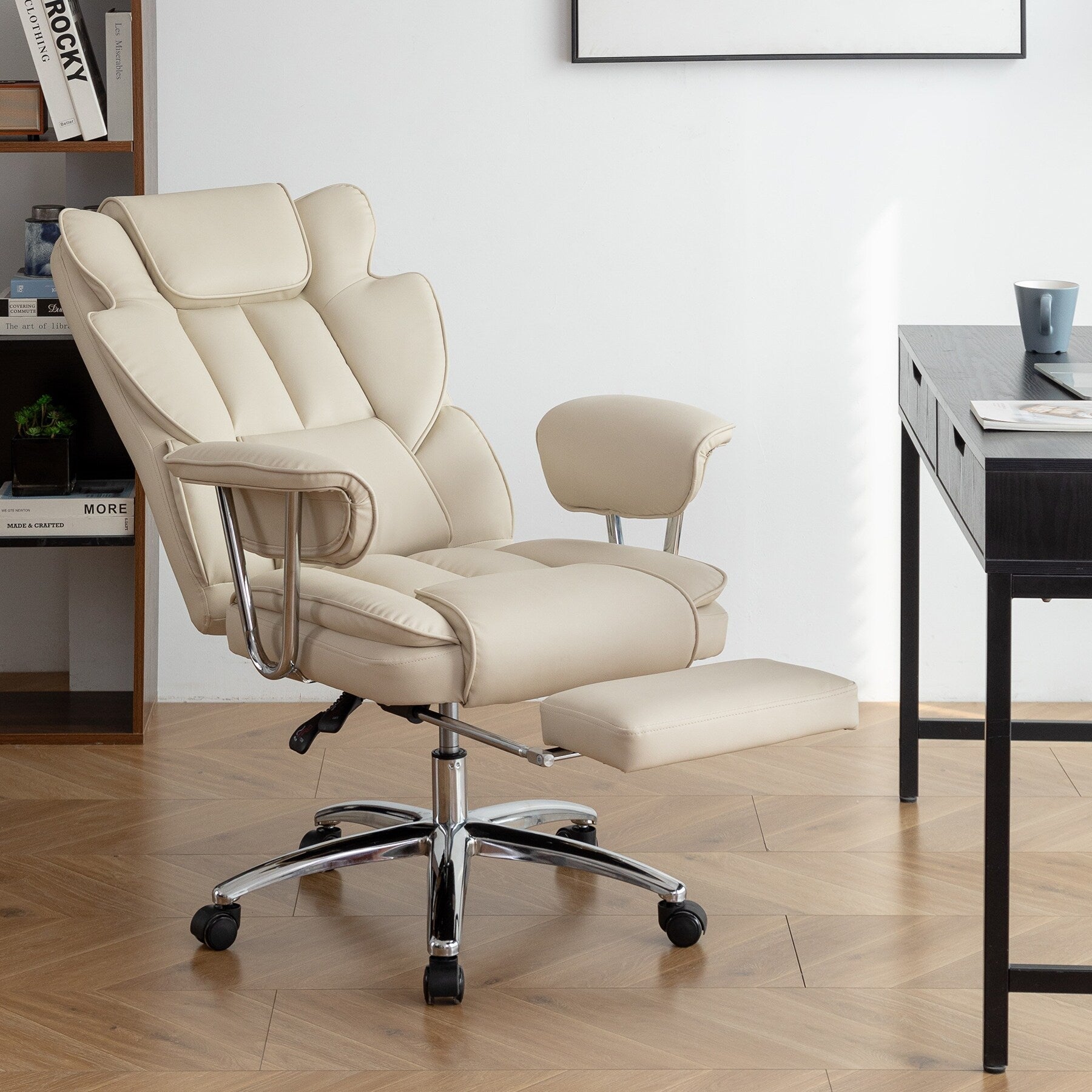 Fauteuil de bureau inclinable ergonomique pivotant à 360° en cuir reconstitué avec dossier haut et support lombaire, repose-pieds et hauteur réglable