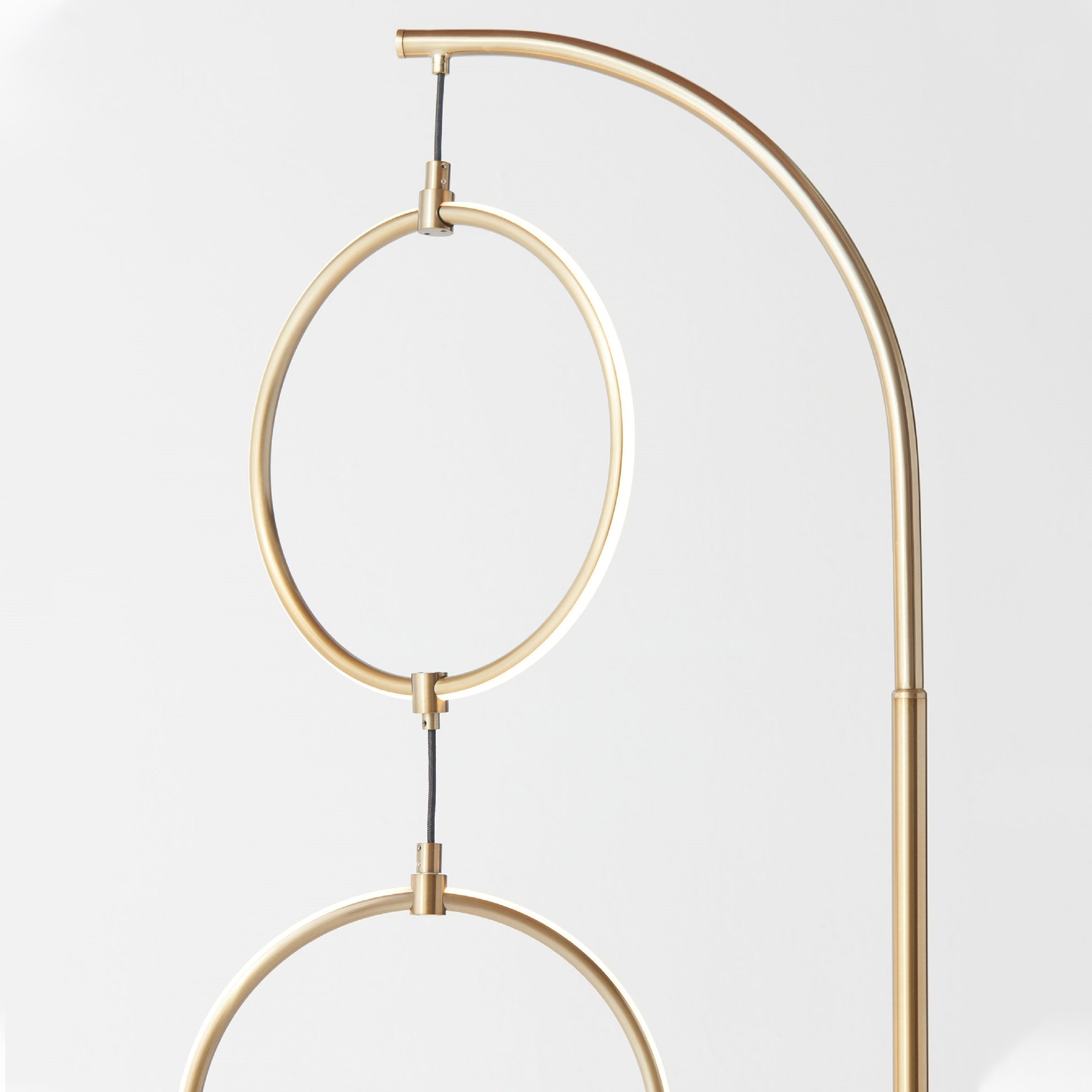 Lampadaire industriel Brightech Nova 74 po à 3 anneaux lumineux à DEL ultra-lumineux avec variateur à 3 voies