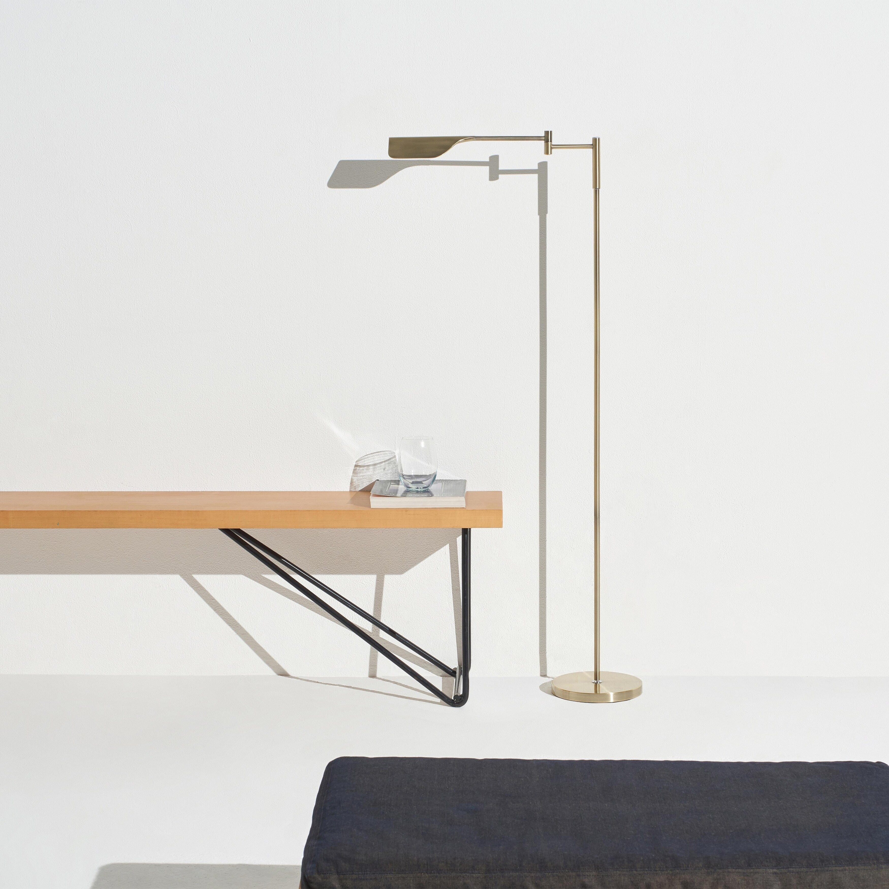 Lampadaire LED industriel Brightech Leaf de 53 po à intensité variable à 3 voies avec abat-jour empire en métal laiton